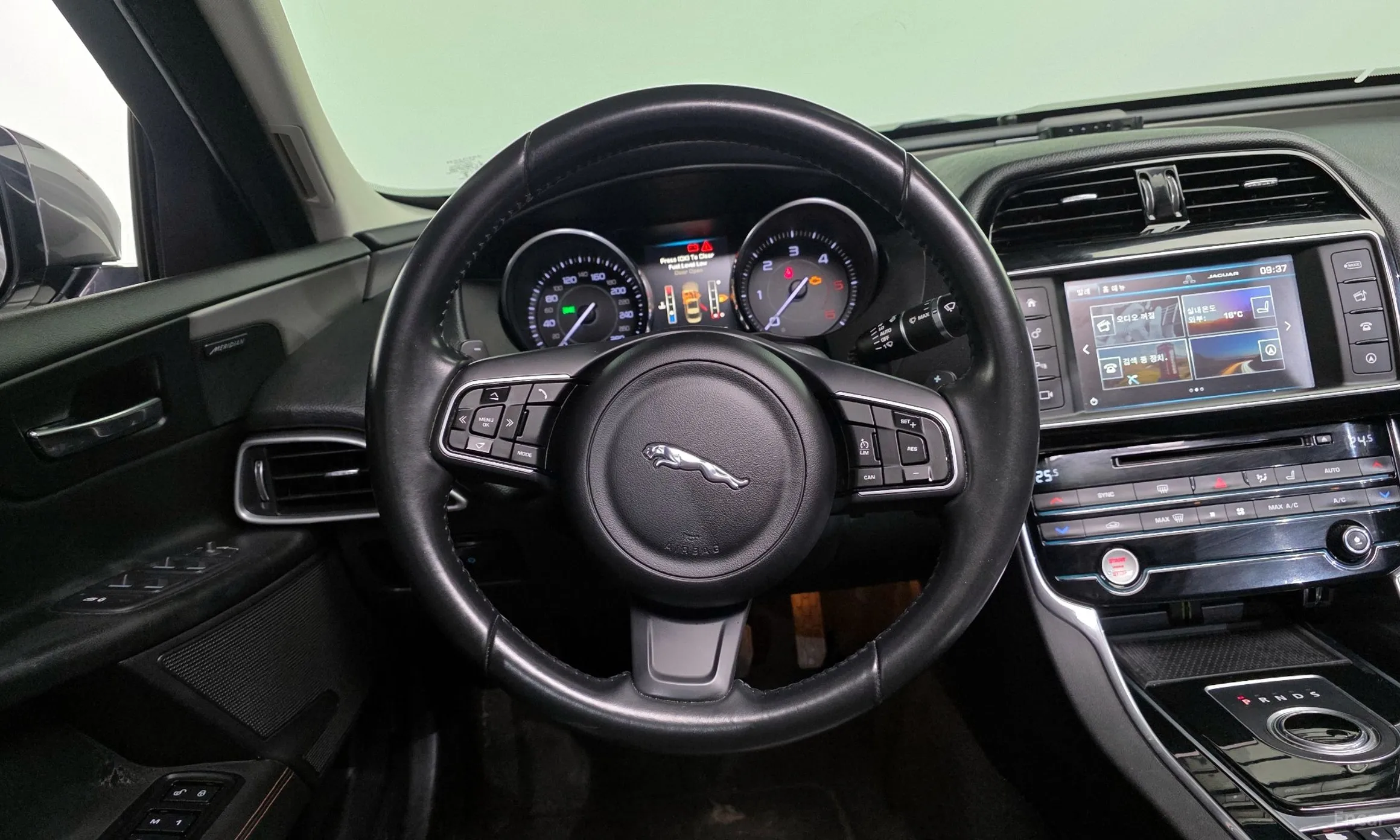 Jaguar XE превью 13