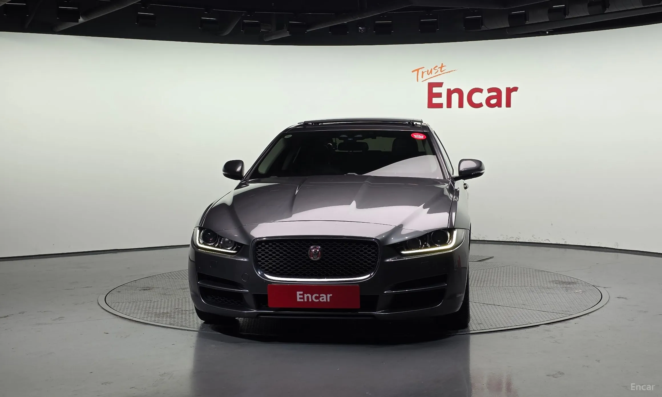 Jaguar XE превью 3