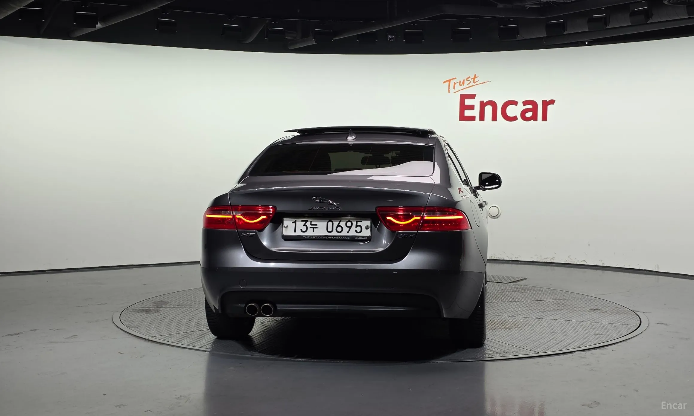 Jaguar XE превью 4