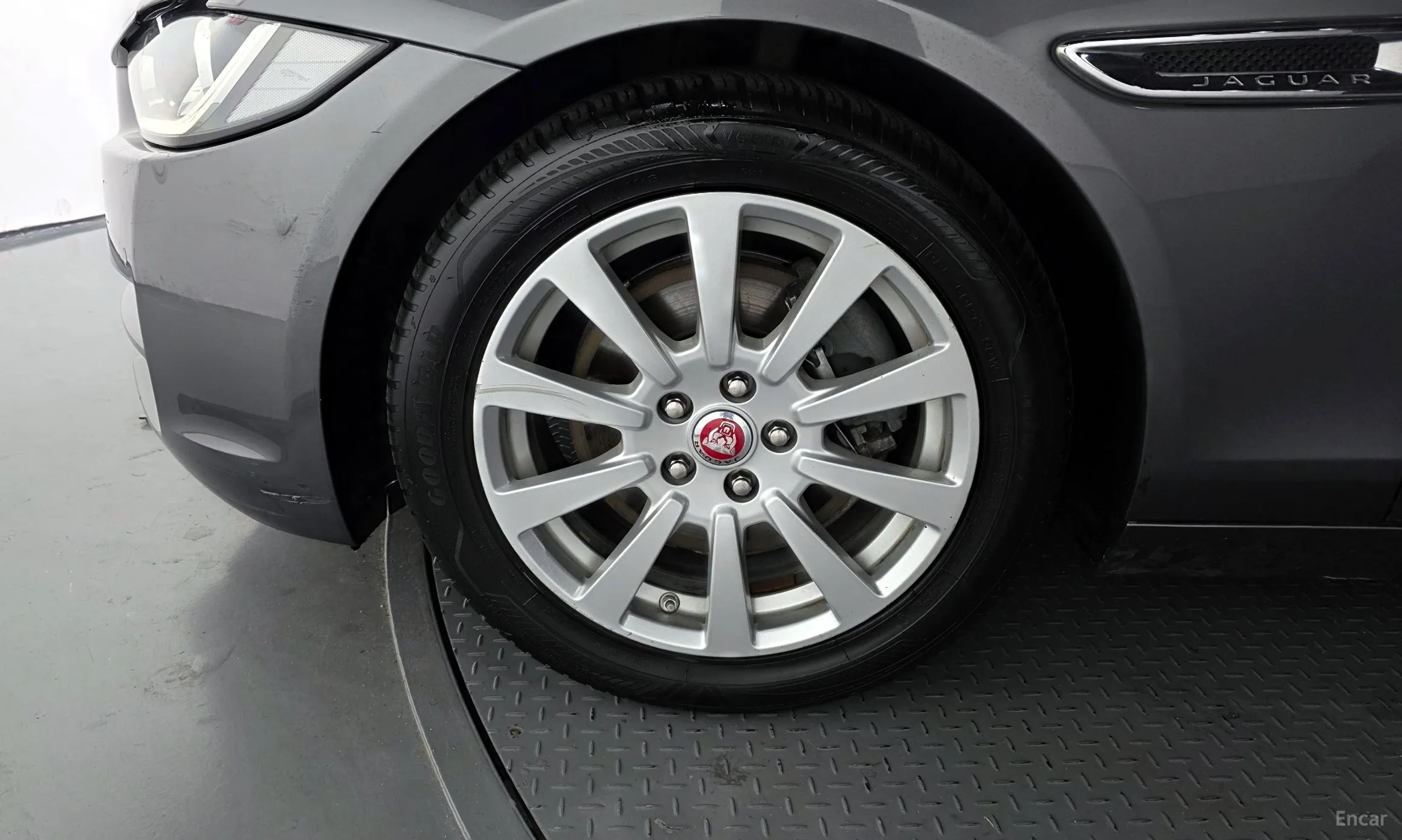 Jaguar XE превью 5