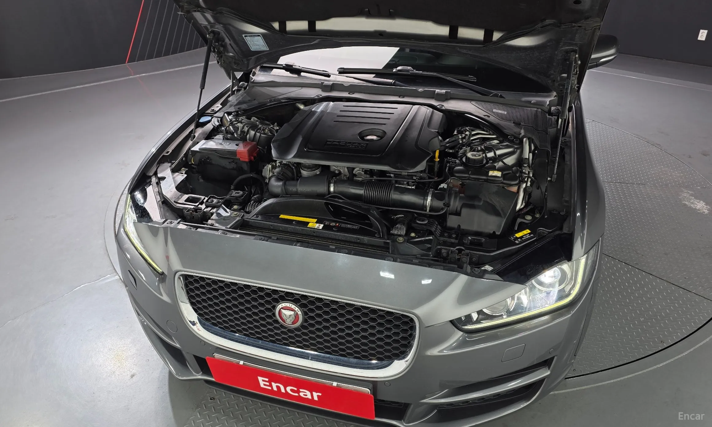 Jaguar XE превью 6
