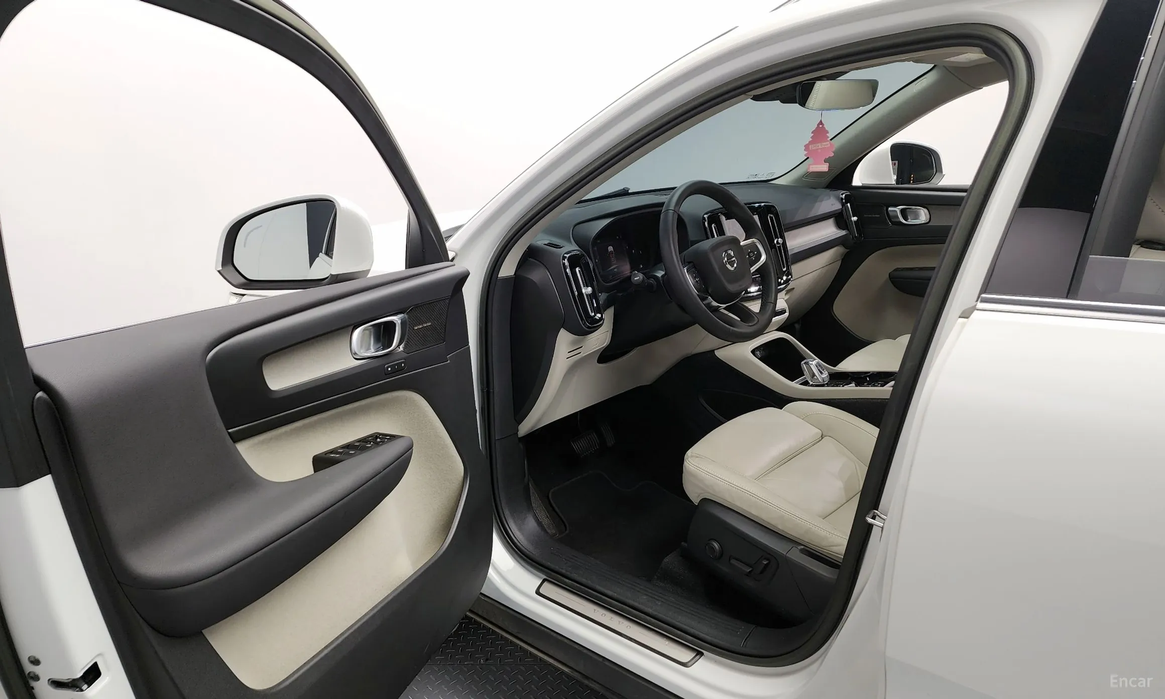 Volvo XC40 превью 10