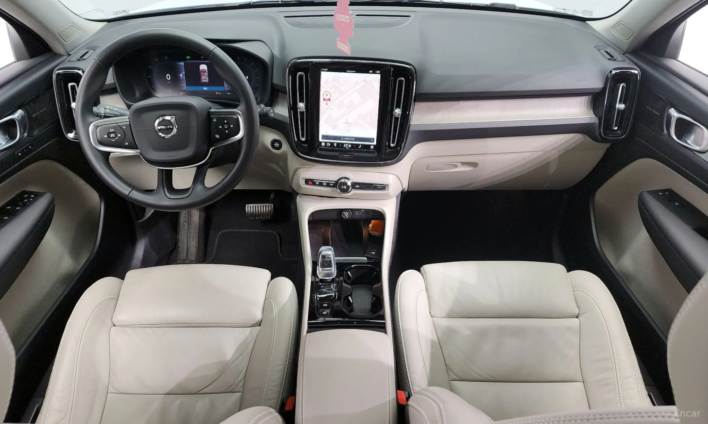 Volvo XC40 превью 7