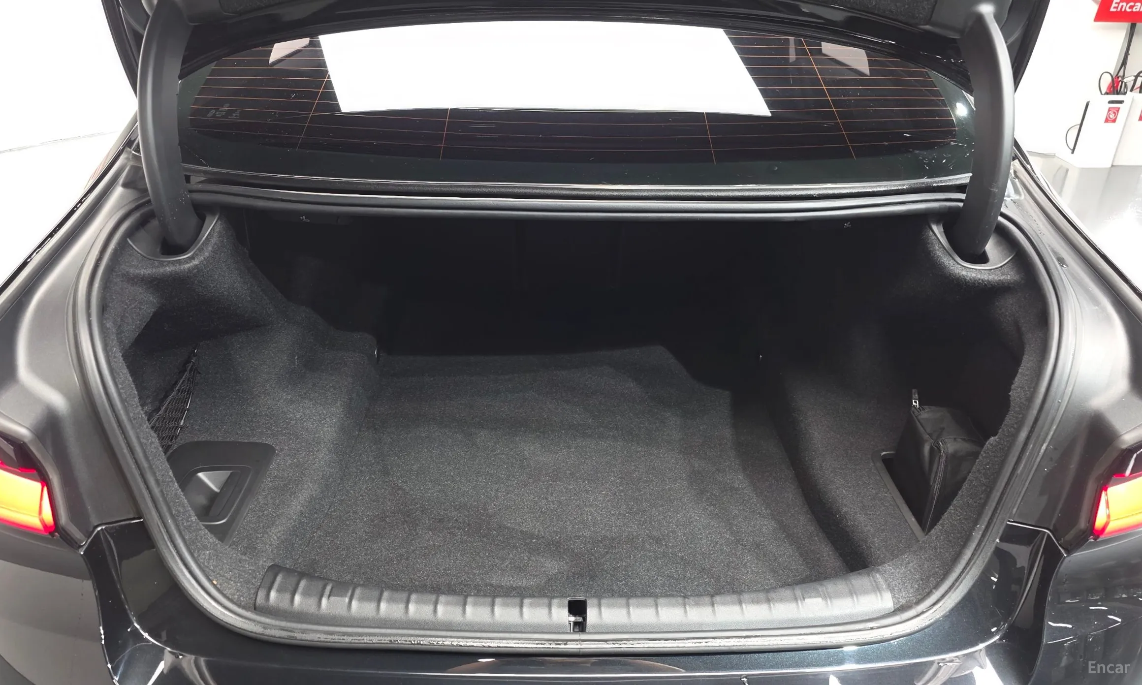 BMW 5 Series (G30) превью 20