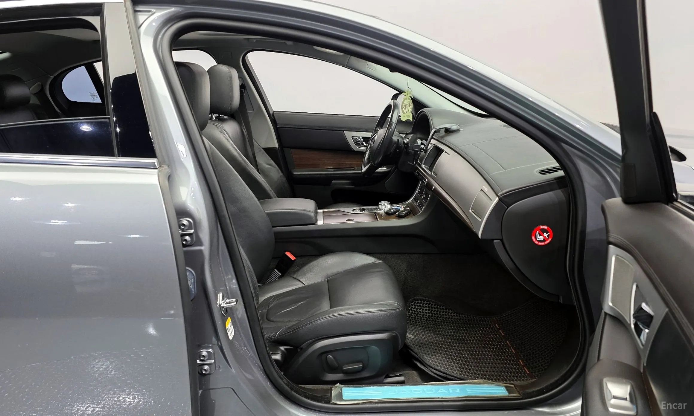 Jaguar New XF превью 10
