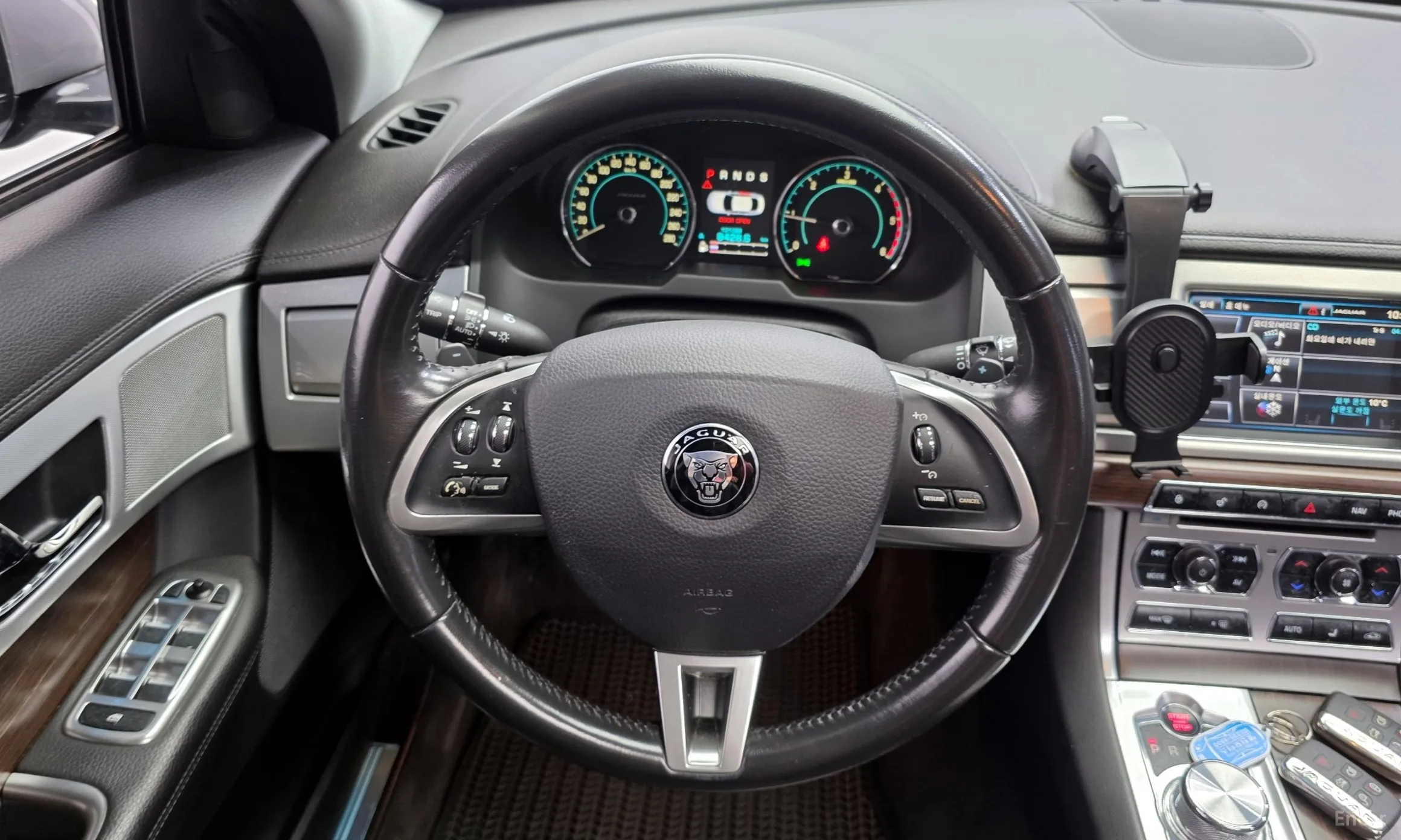 Jaguar New XF превью 13