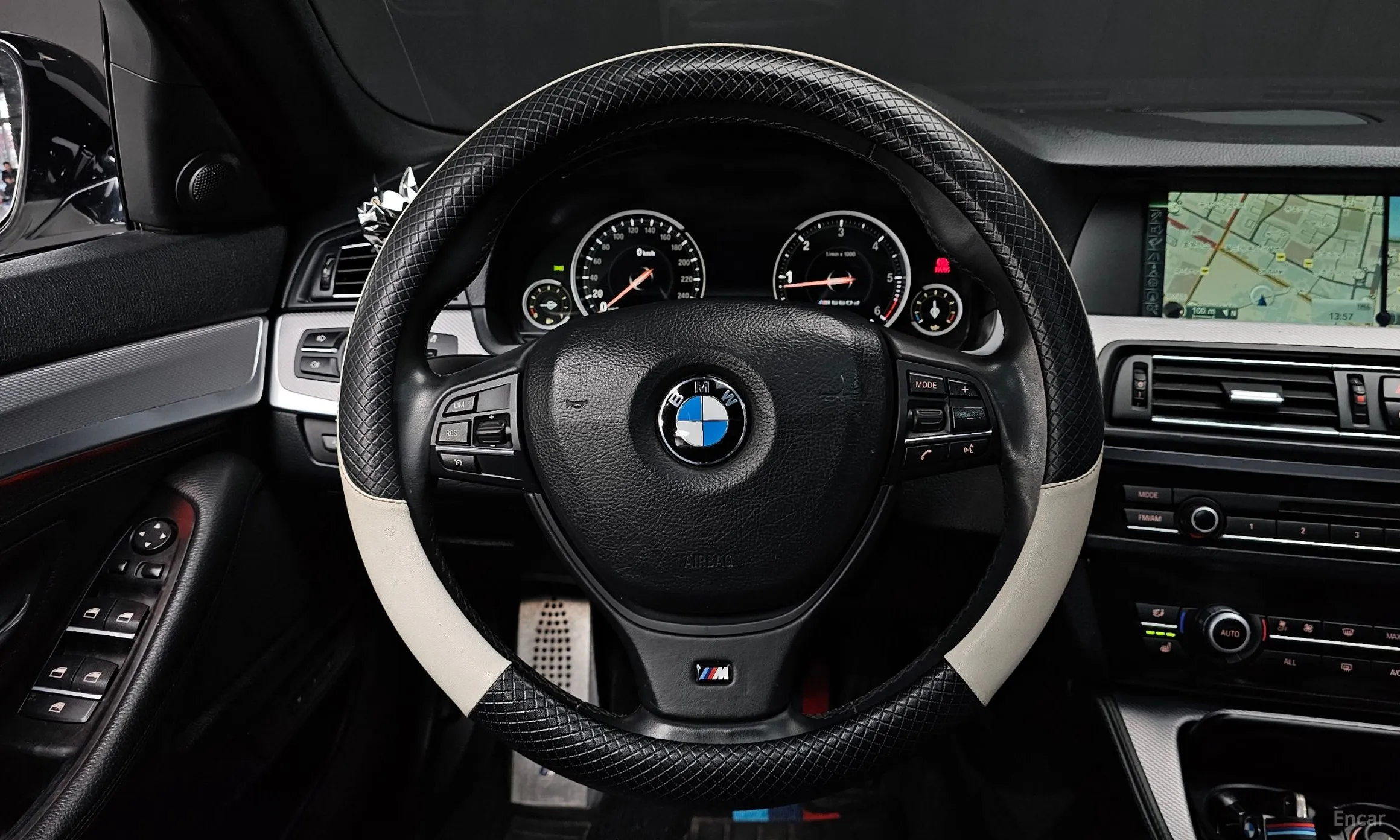 BMW 5 Series (F10) превью 13