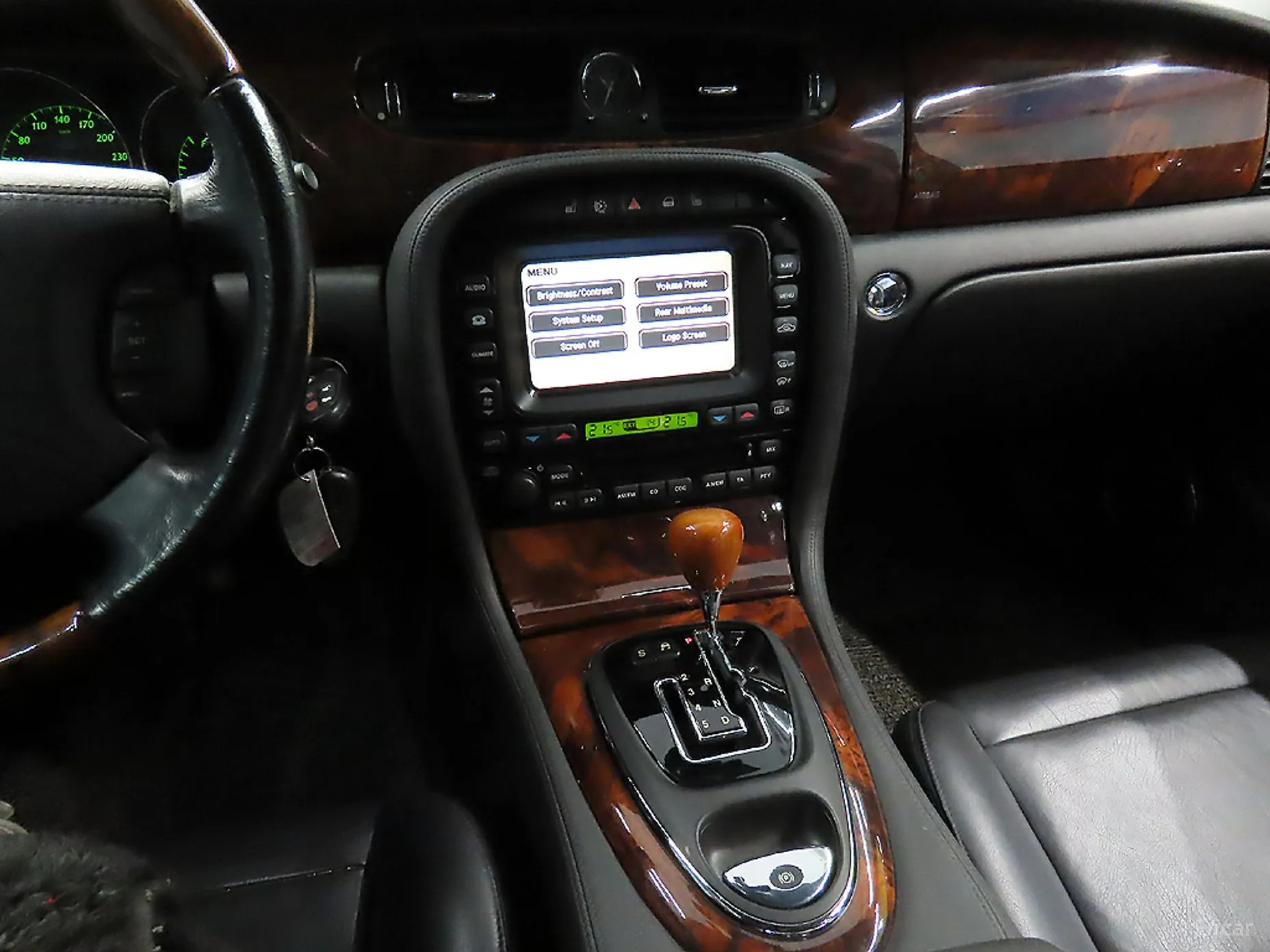 Jaguar New XJ превью 12