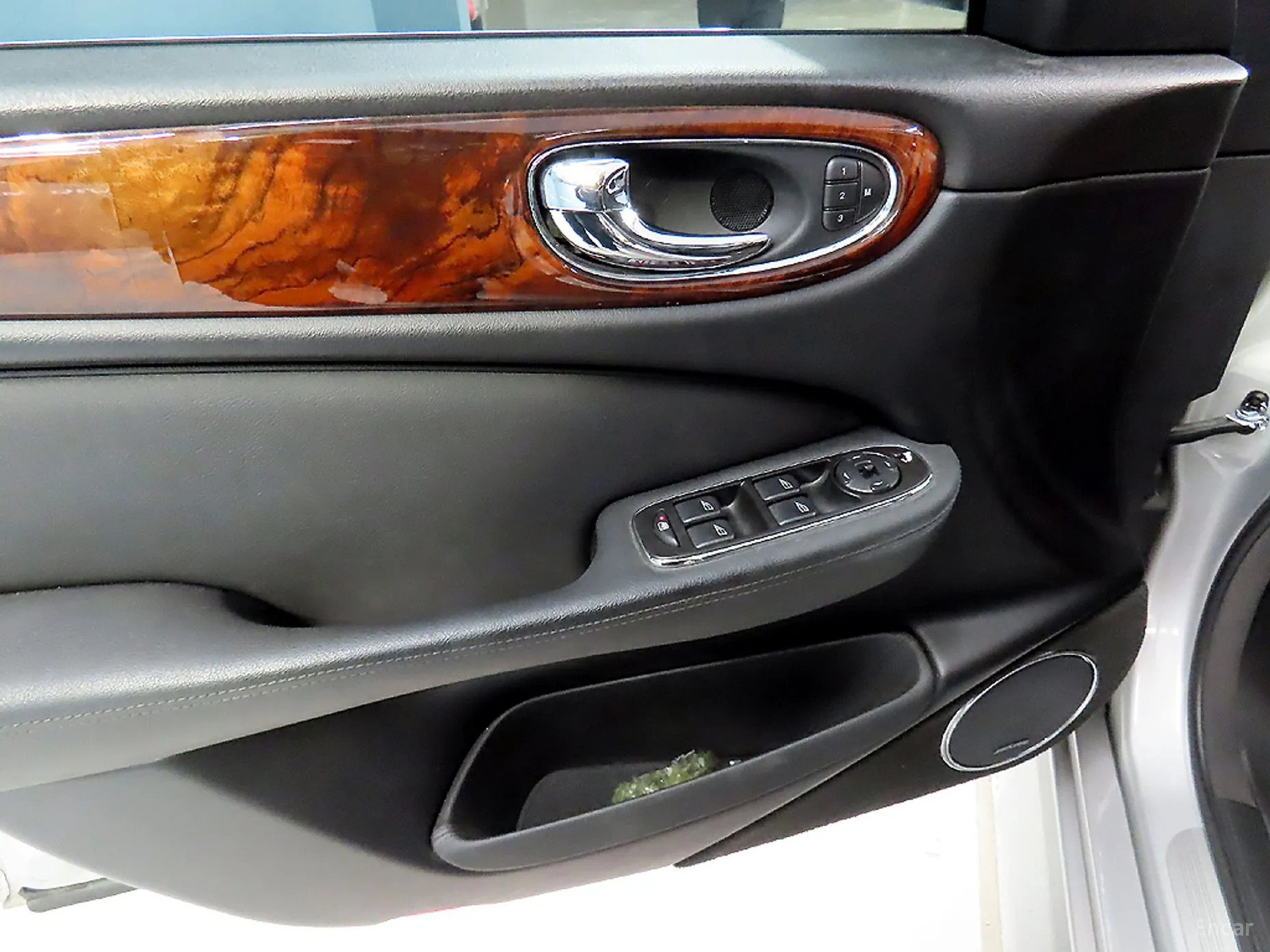 Jaguar New XJ превью 15