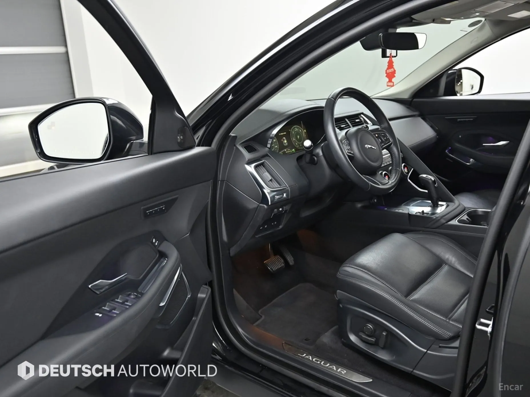 Jaguar E-PACE превью 11