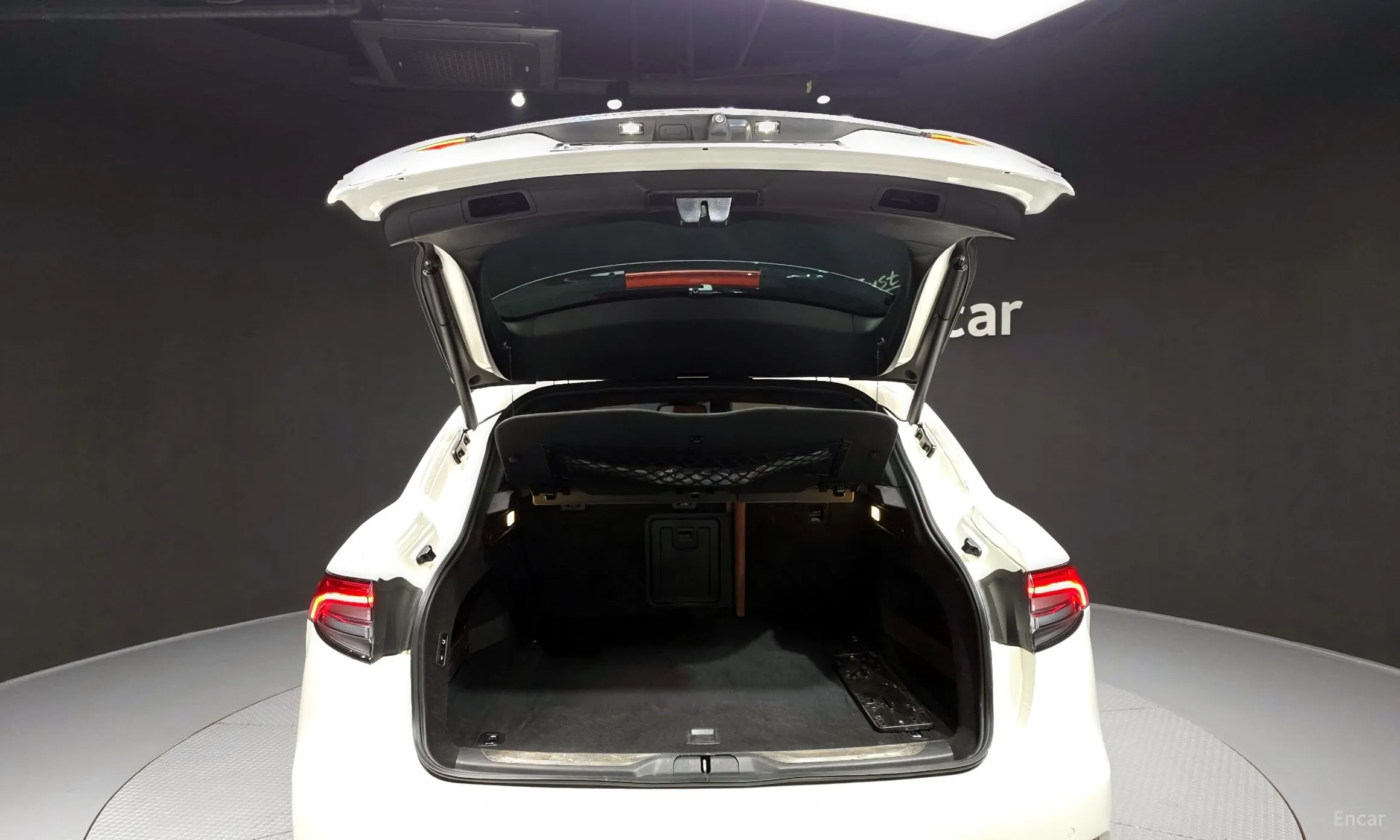 Maserati Levante превью 20
