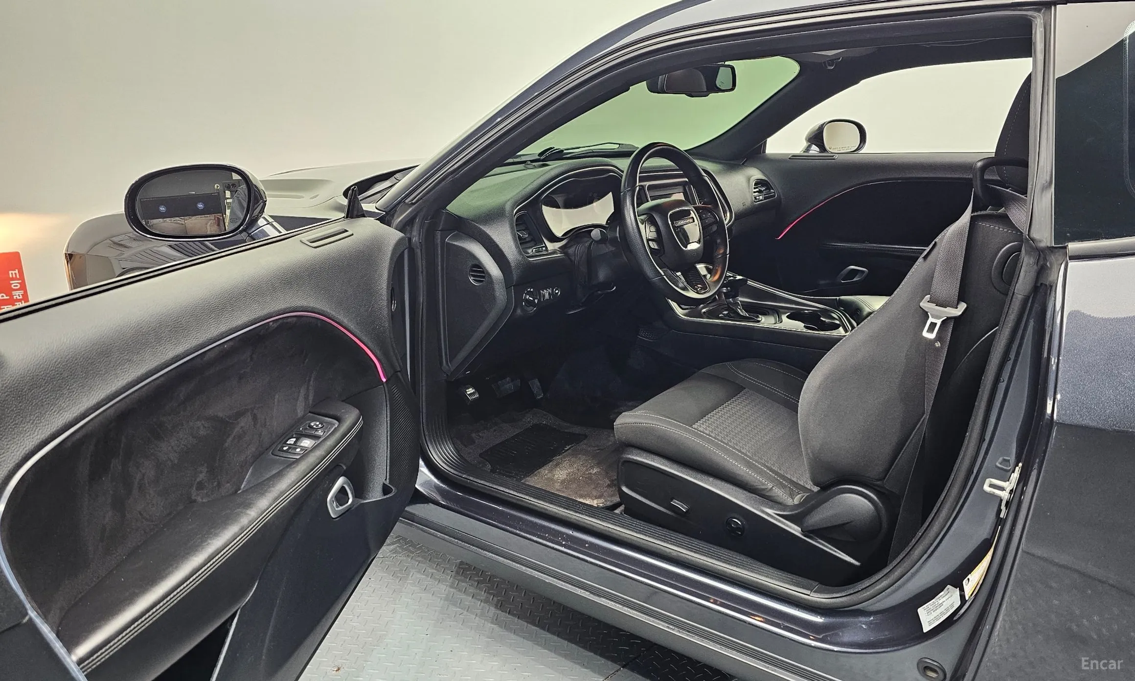 Dodge Challenger превью 10