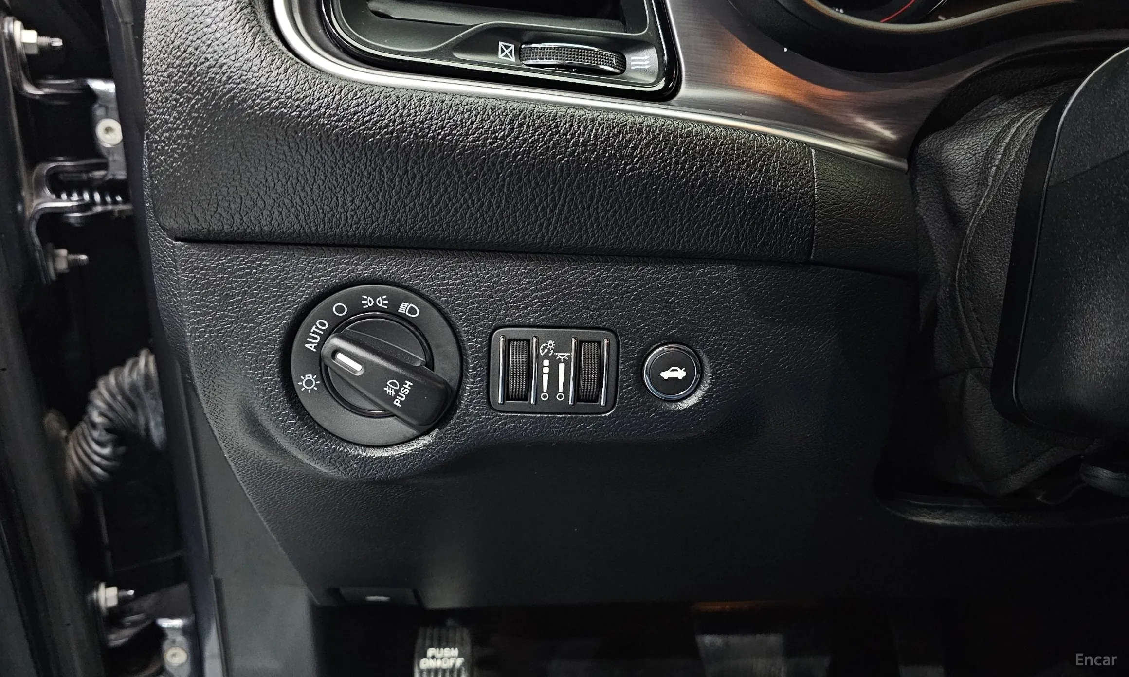 Dodge Challenger превью 18