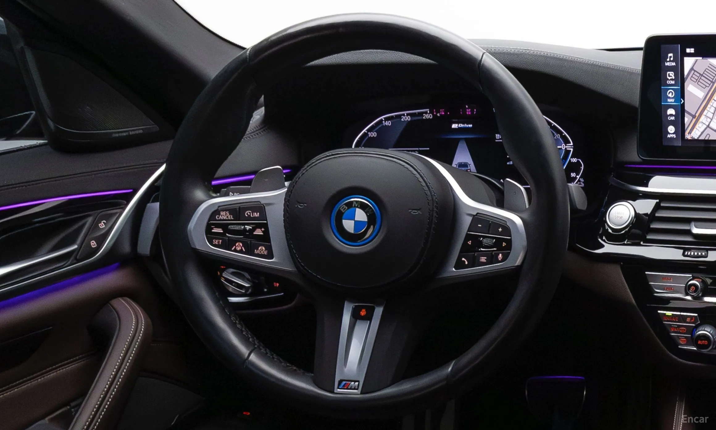 BMW 5 Series (G30) превью 11