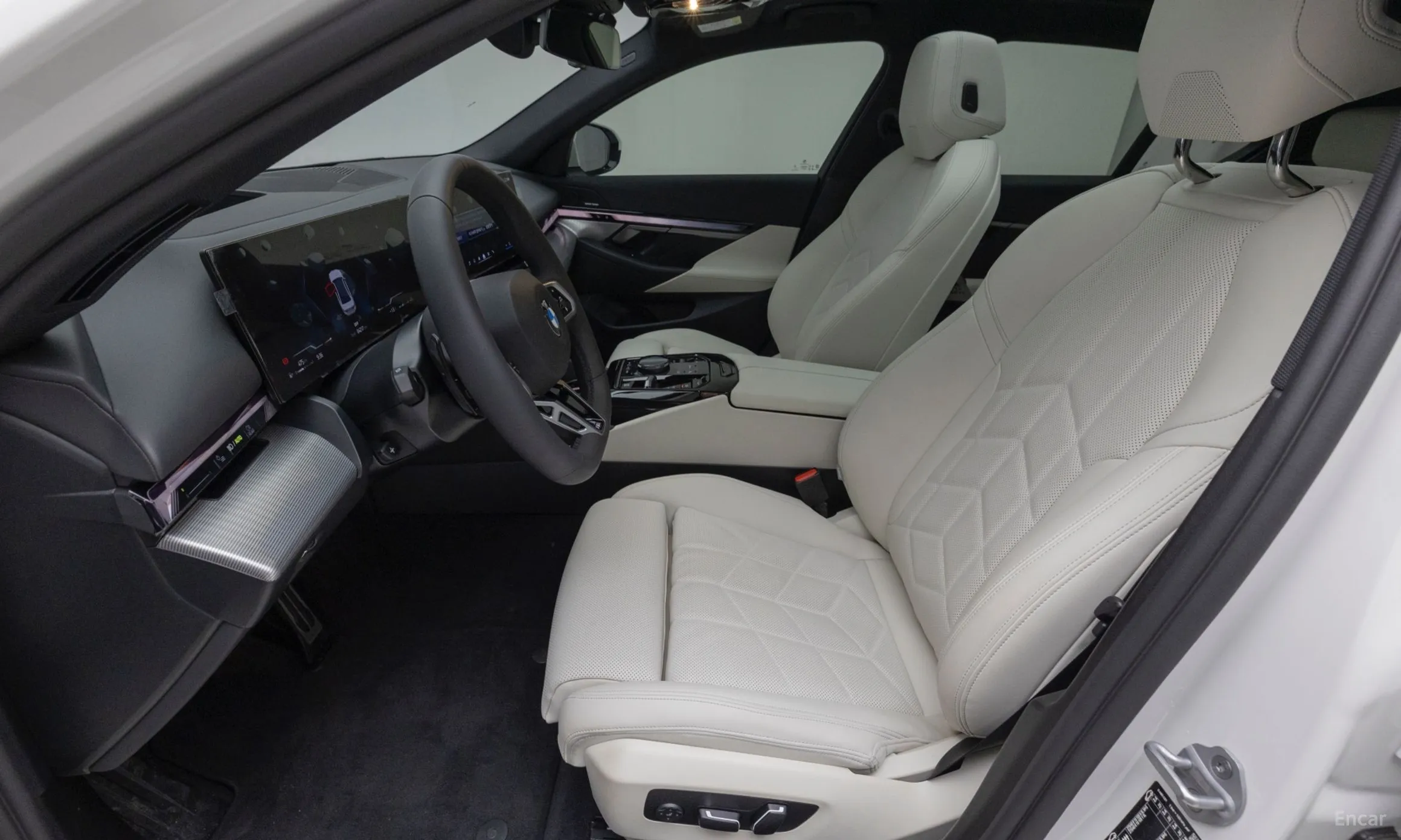 BMW 5 Series (G60) превью 12