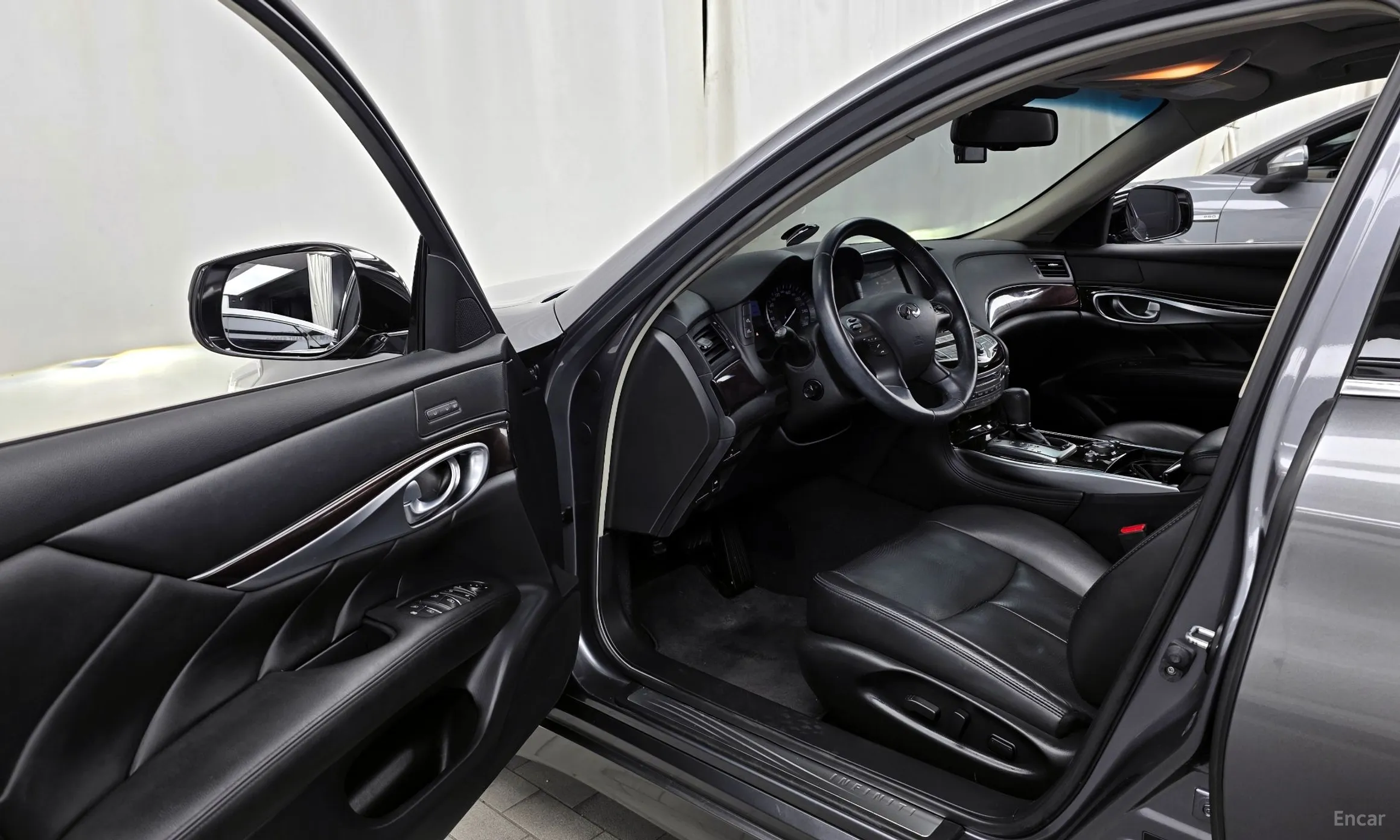 Infiniti Q70 превью 10