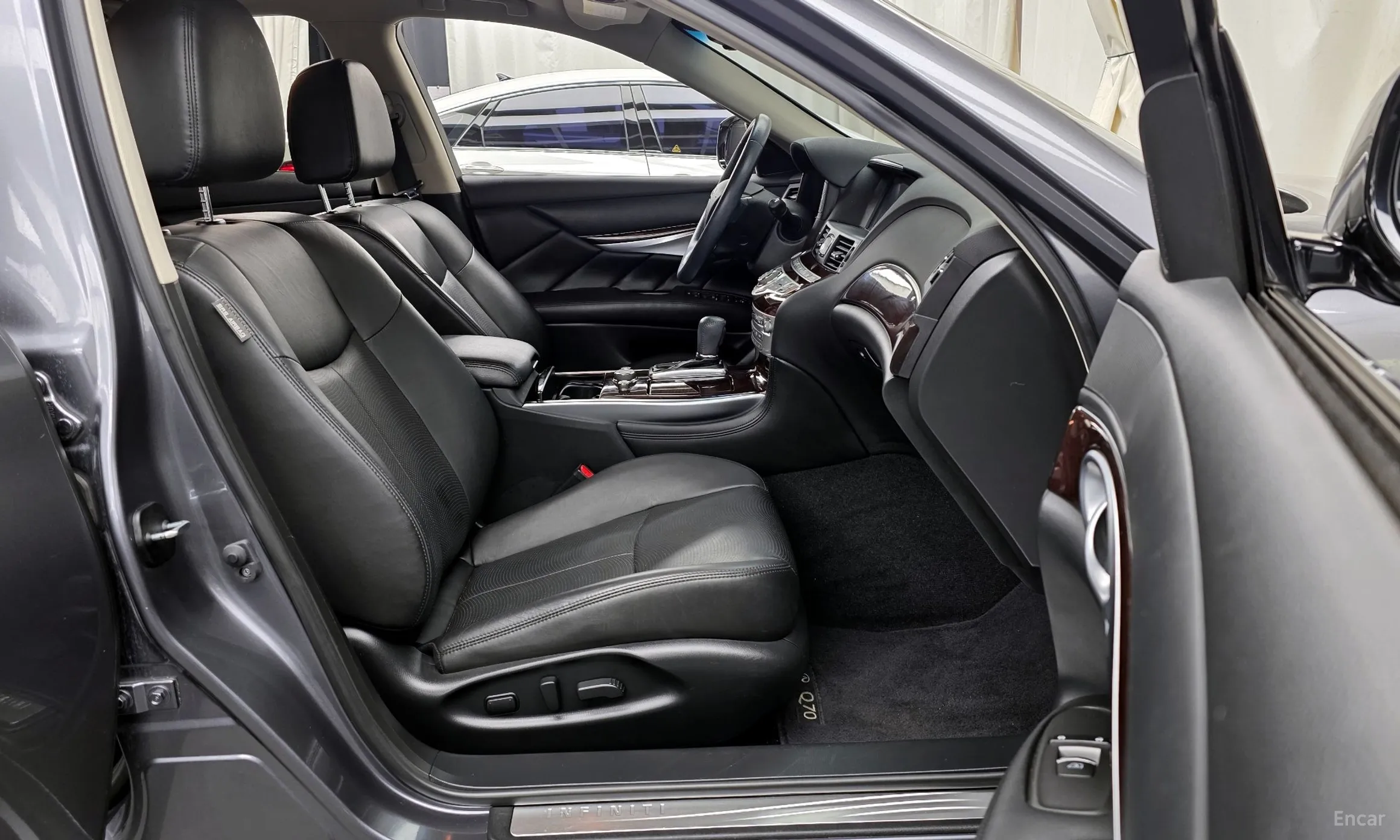 Infiniti Q70 превью 11