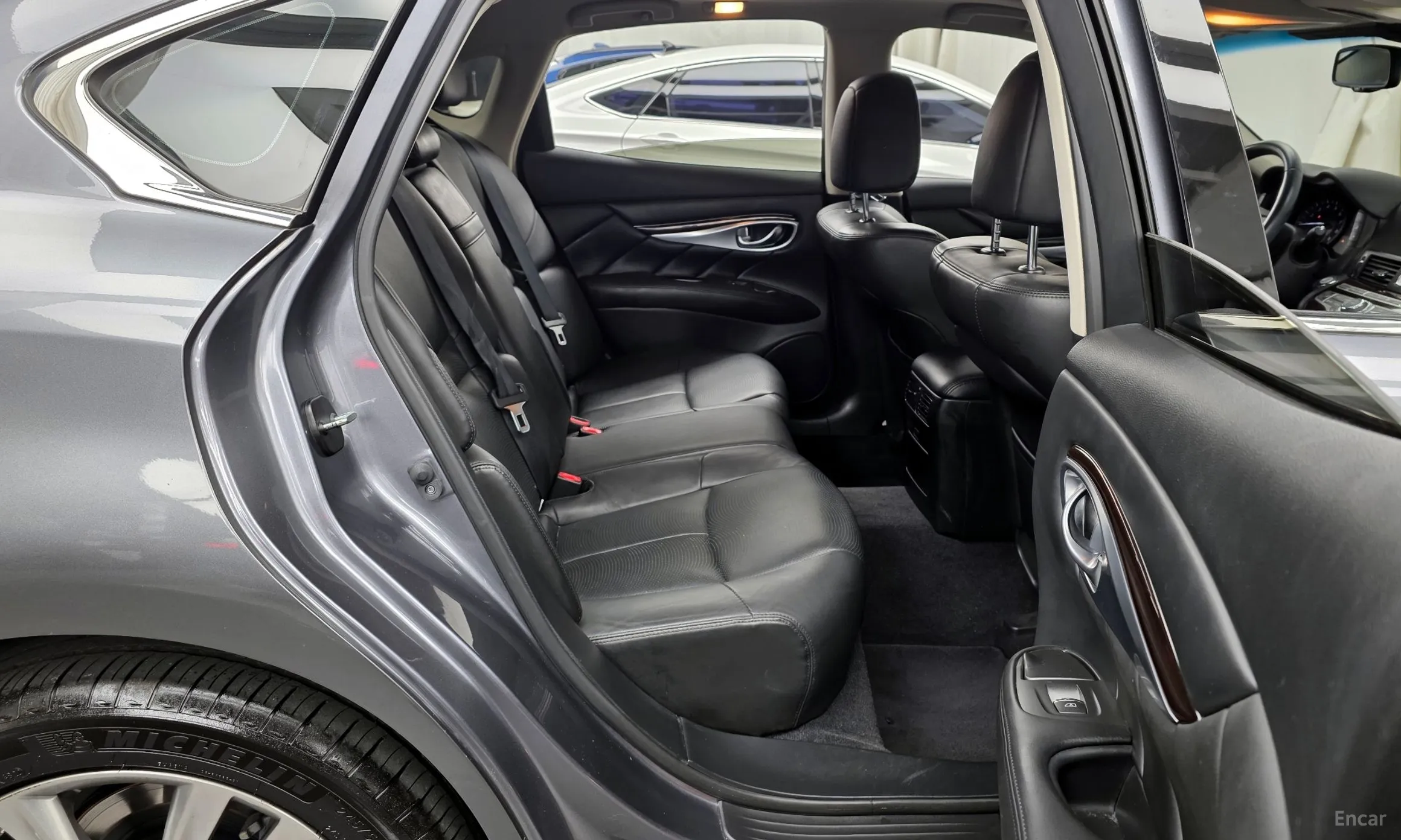 Infiniti Q70 превью 12