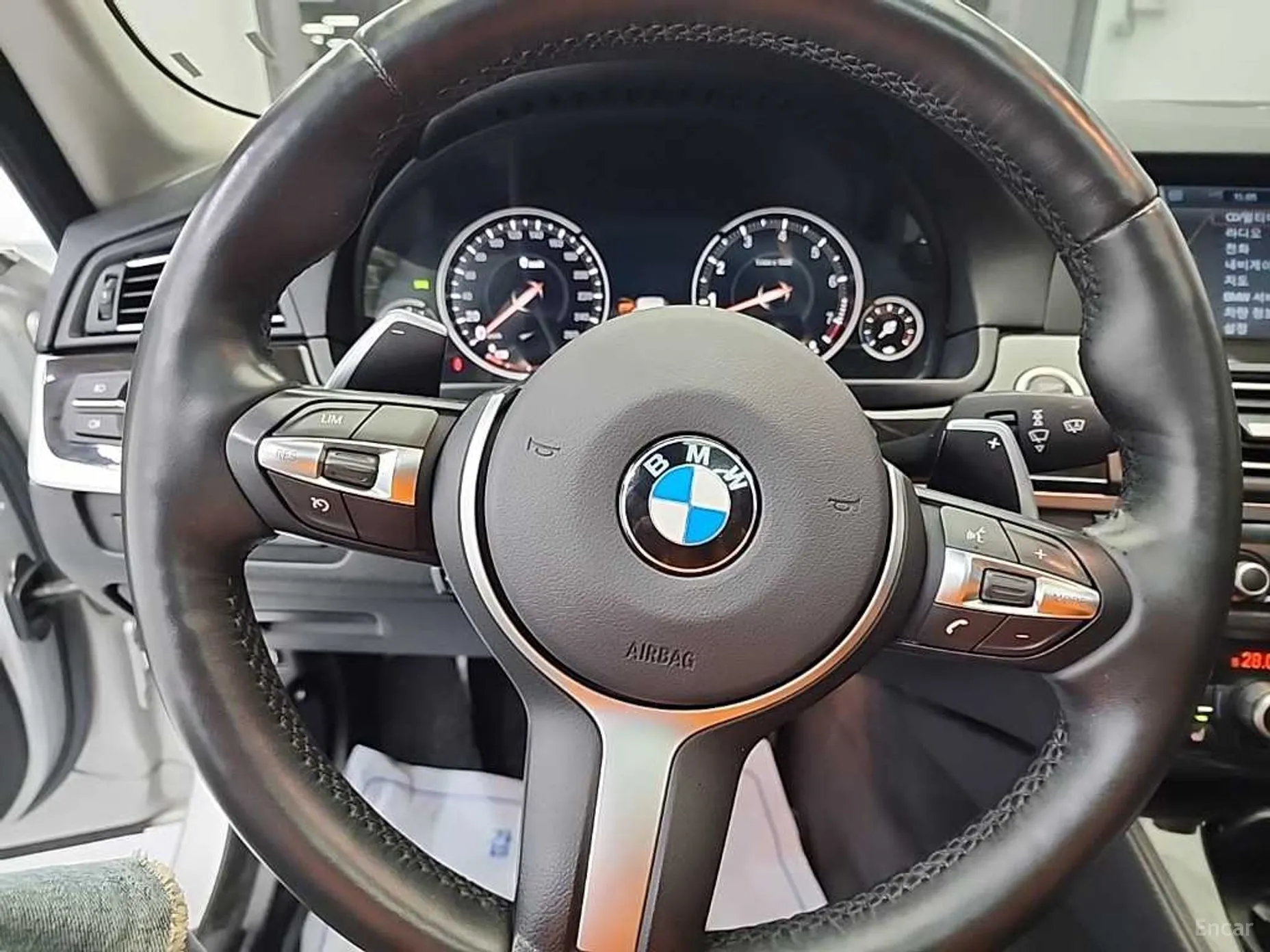 BMW 5 Series (F10) превью 9