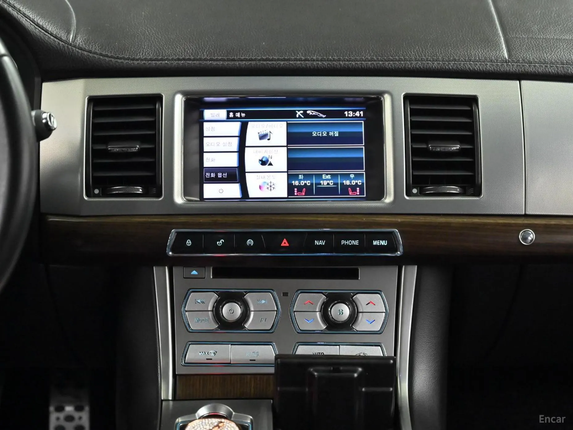 Jaguar New XF превью 14