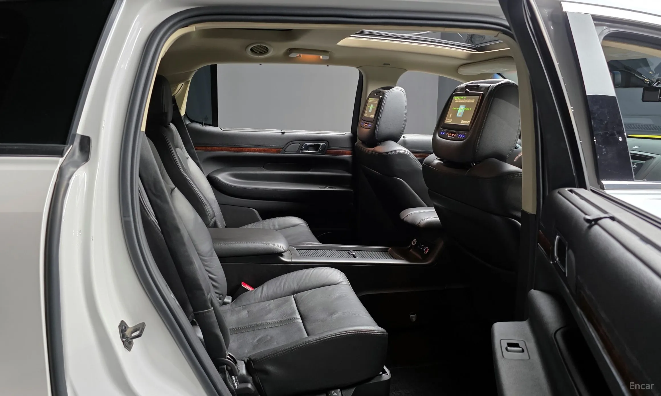Lincoln MKT превью 12