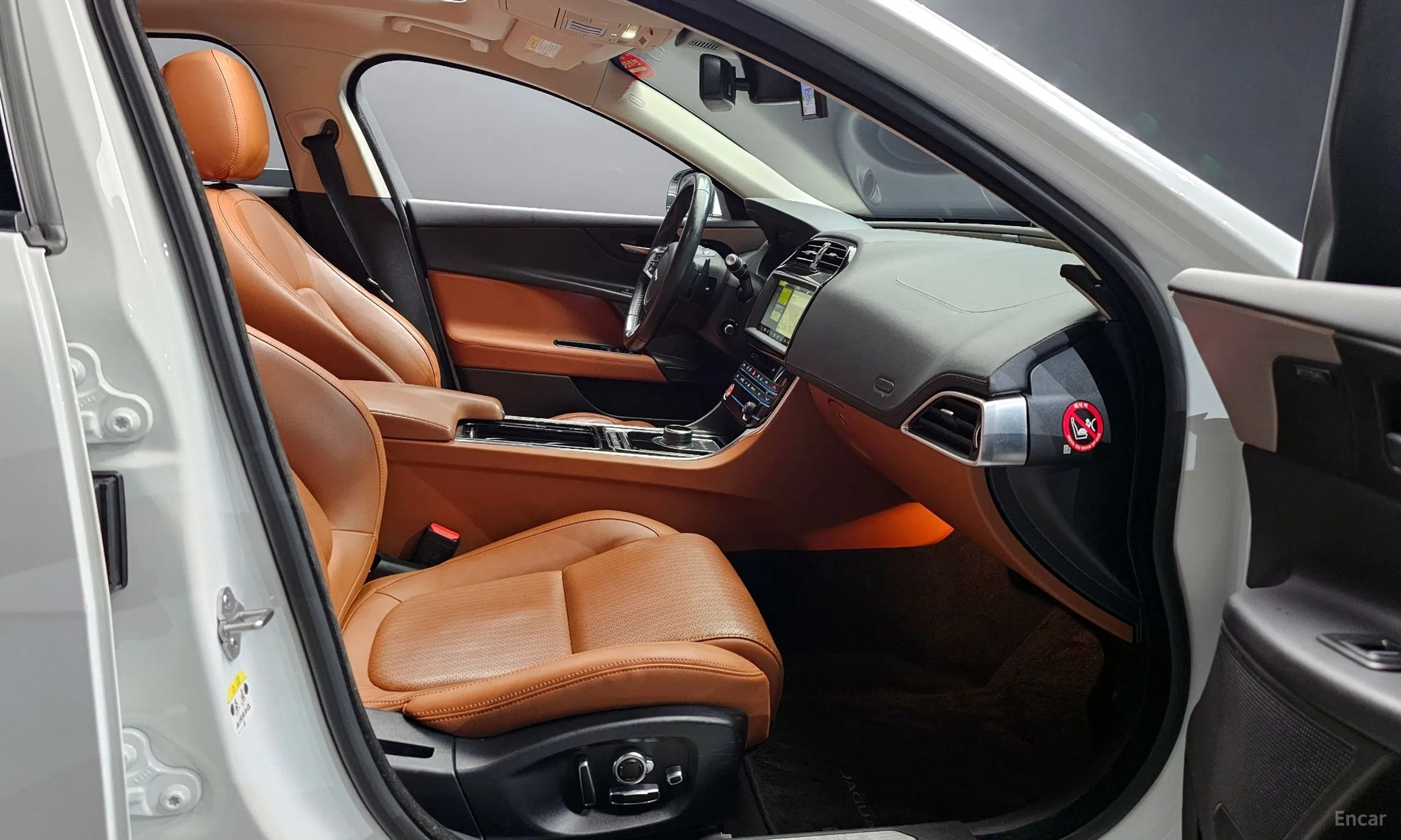 Jaguar XE превью 10