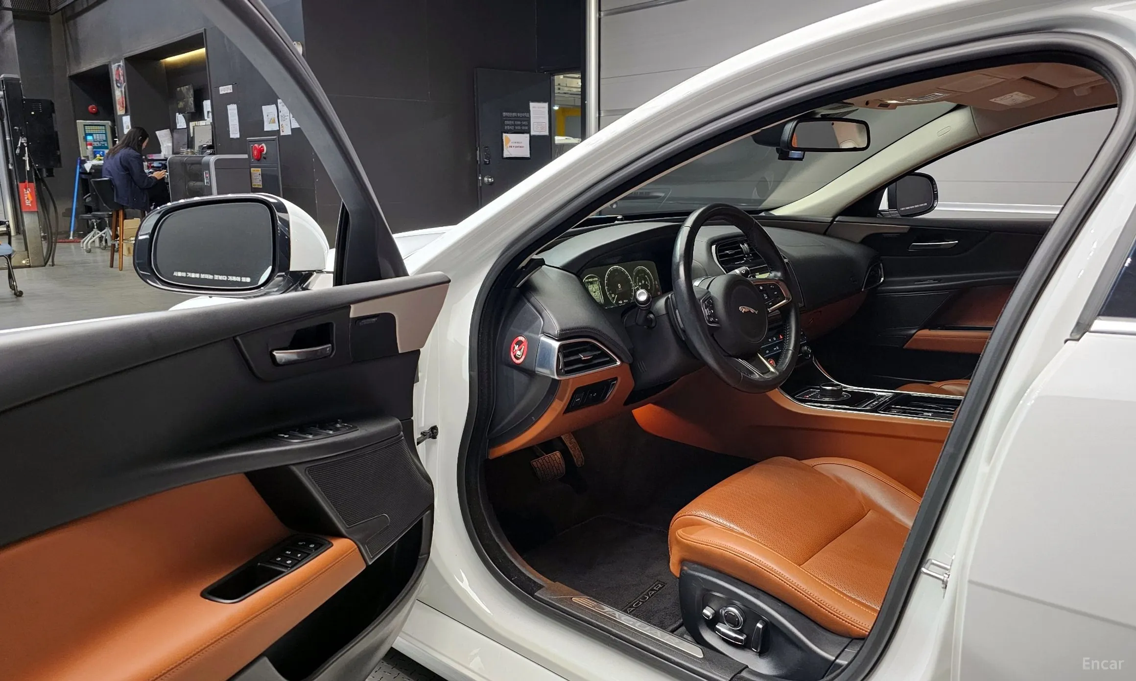 Jaguar XE превью 11