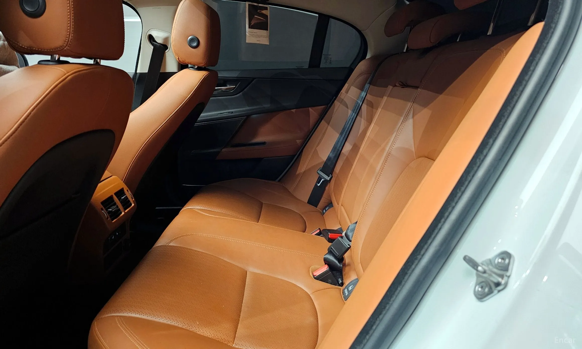 Jaguar XE превью 12