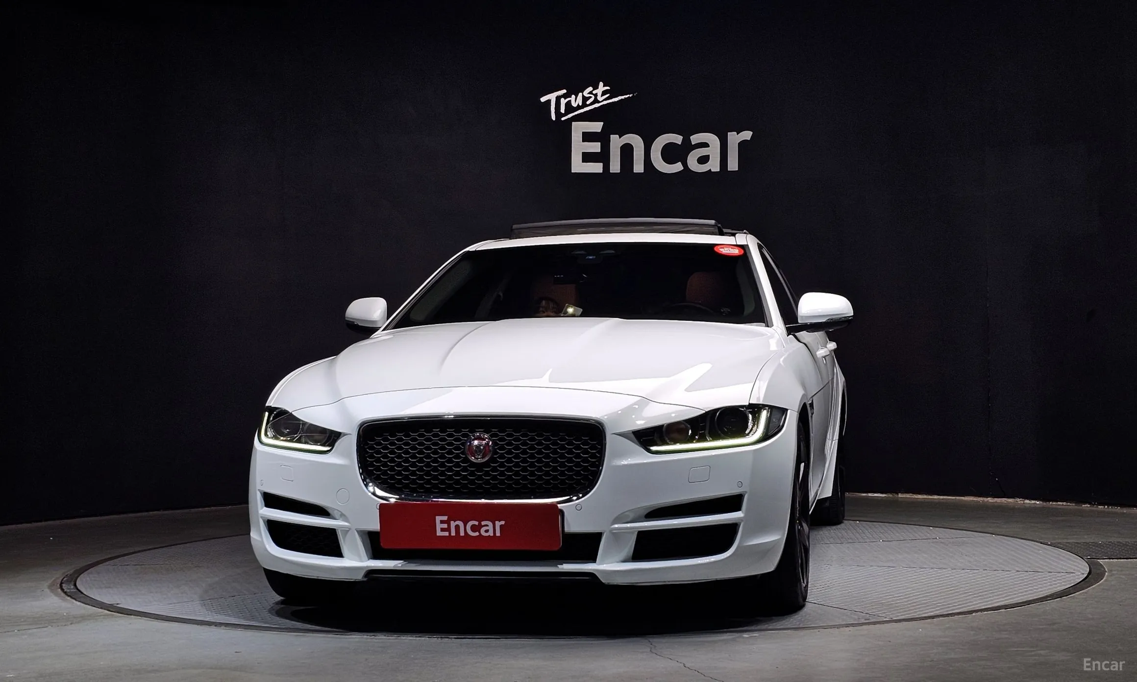 Jaguar XE превью 3