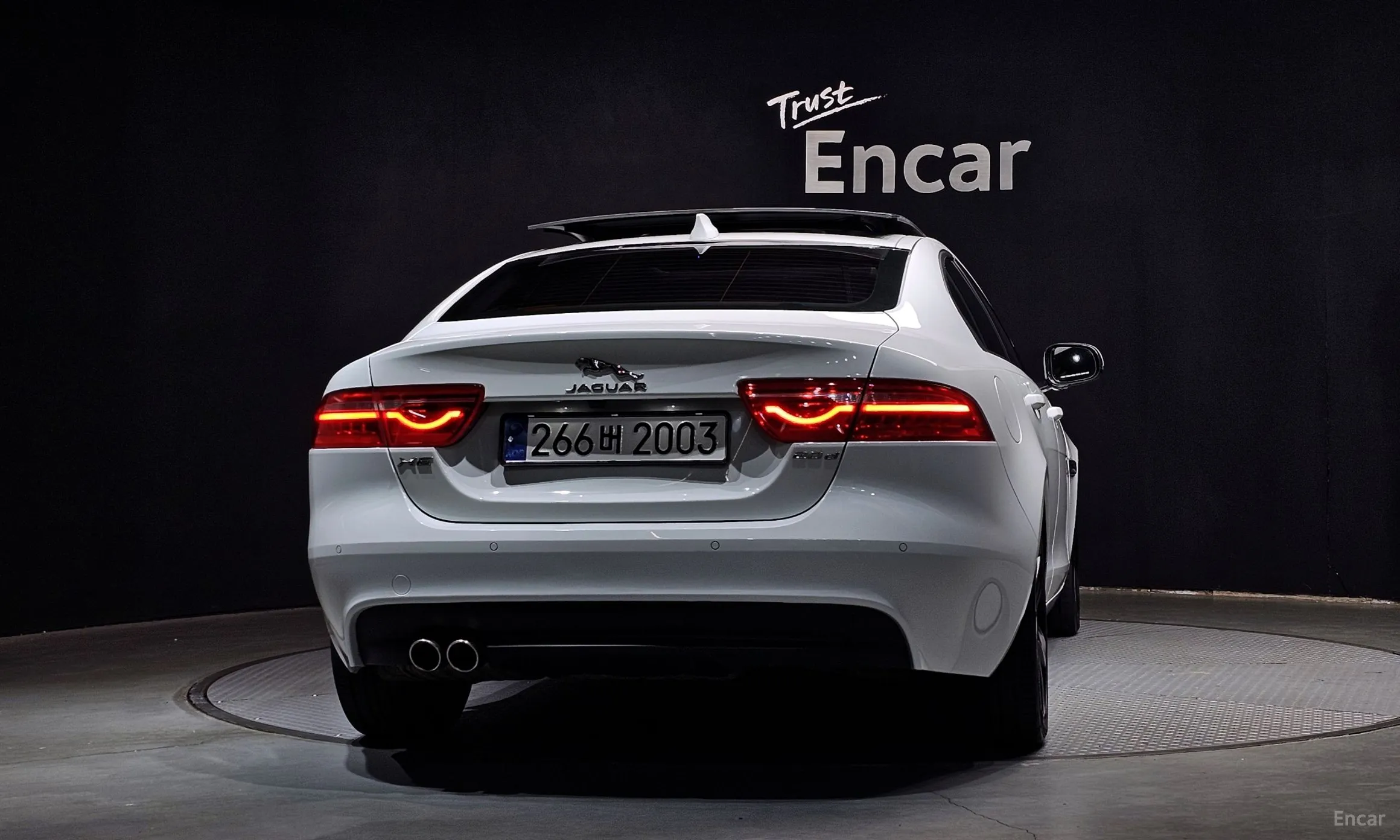 Jaguar XE превью 4
