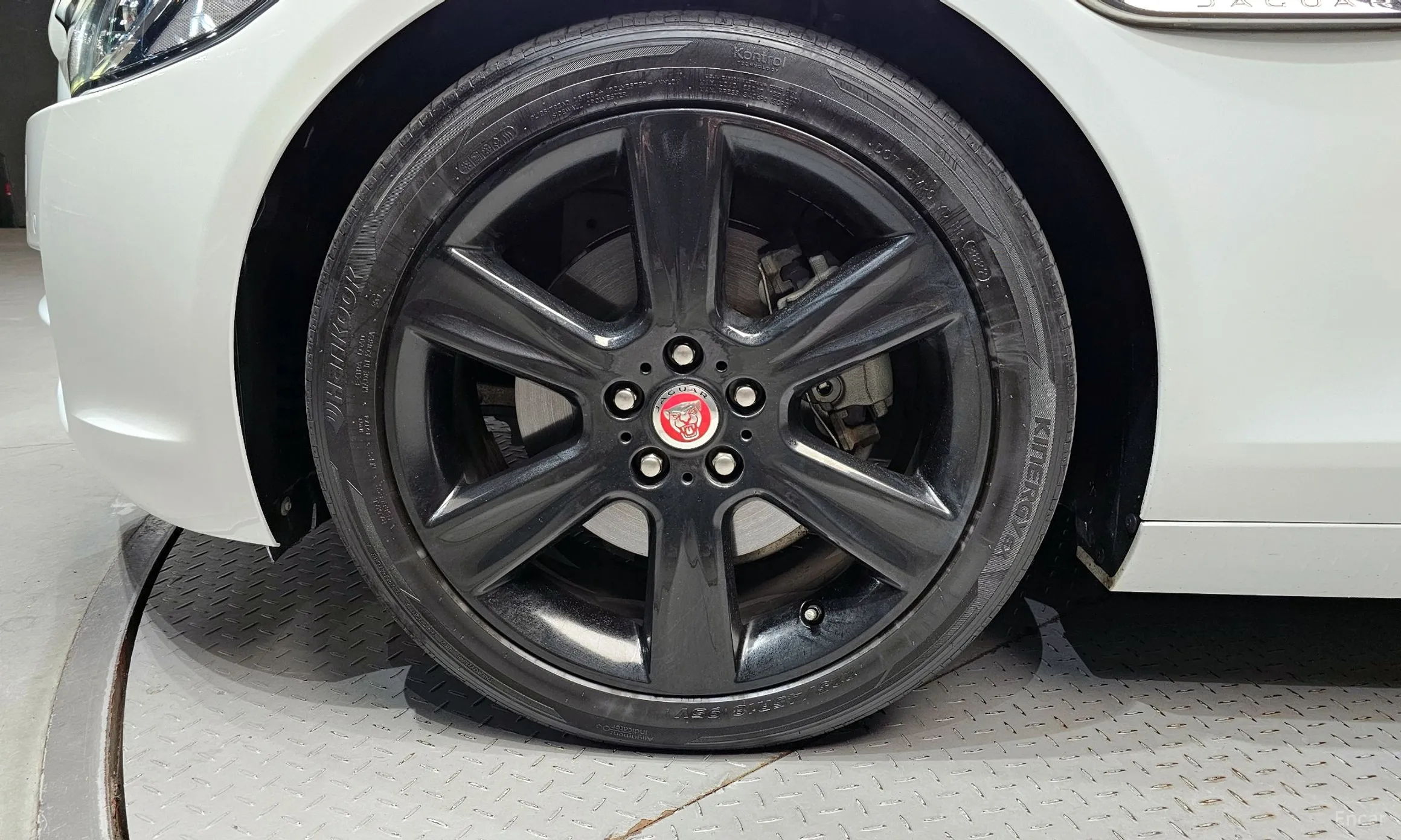 Jaguar XE превью 5