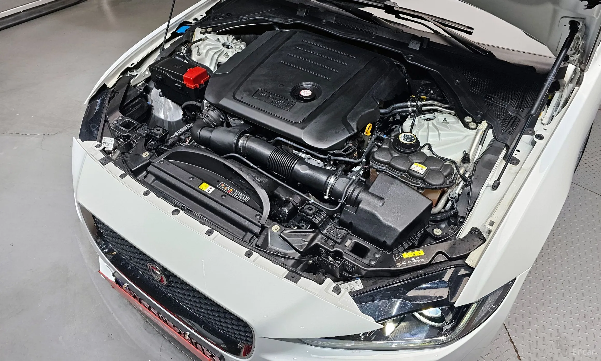 Jaguar XE превью 6