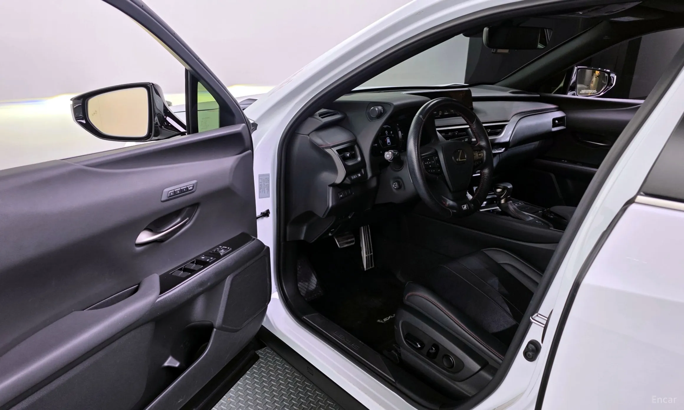 Lexus UX250h превью 10