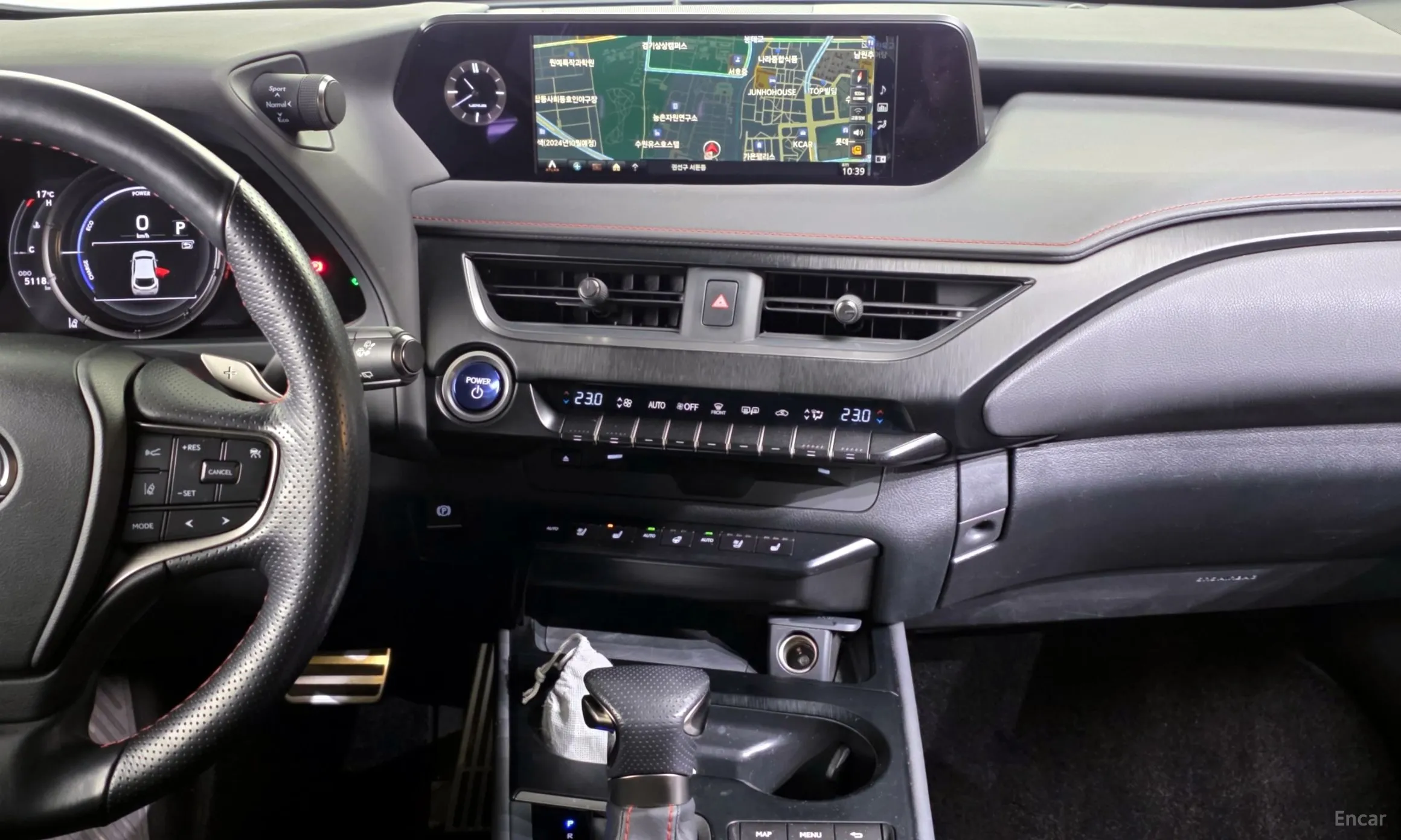 Lexus UX250h превью 14