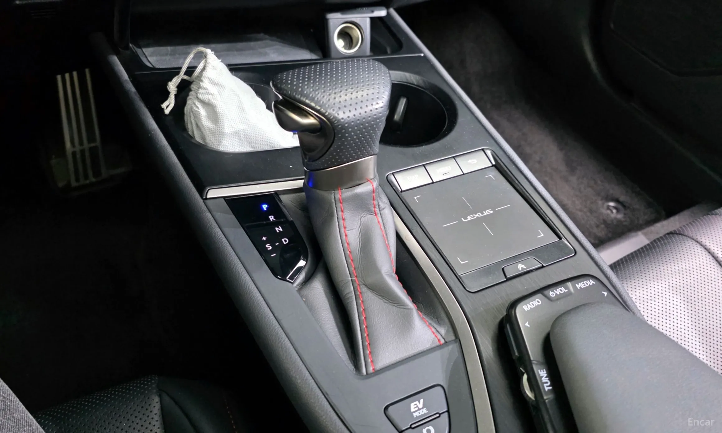 Lexus UX250h превью 9