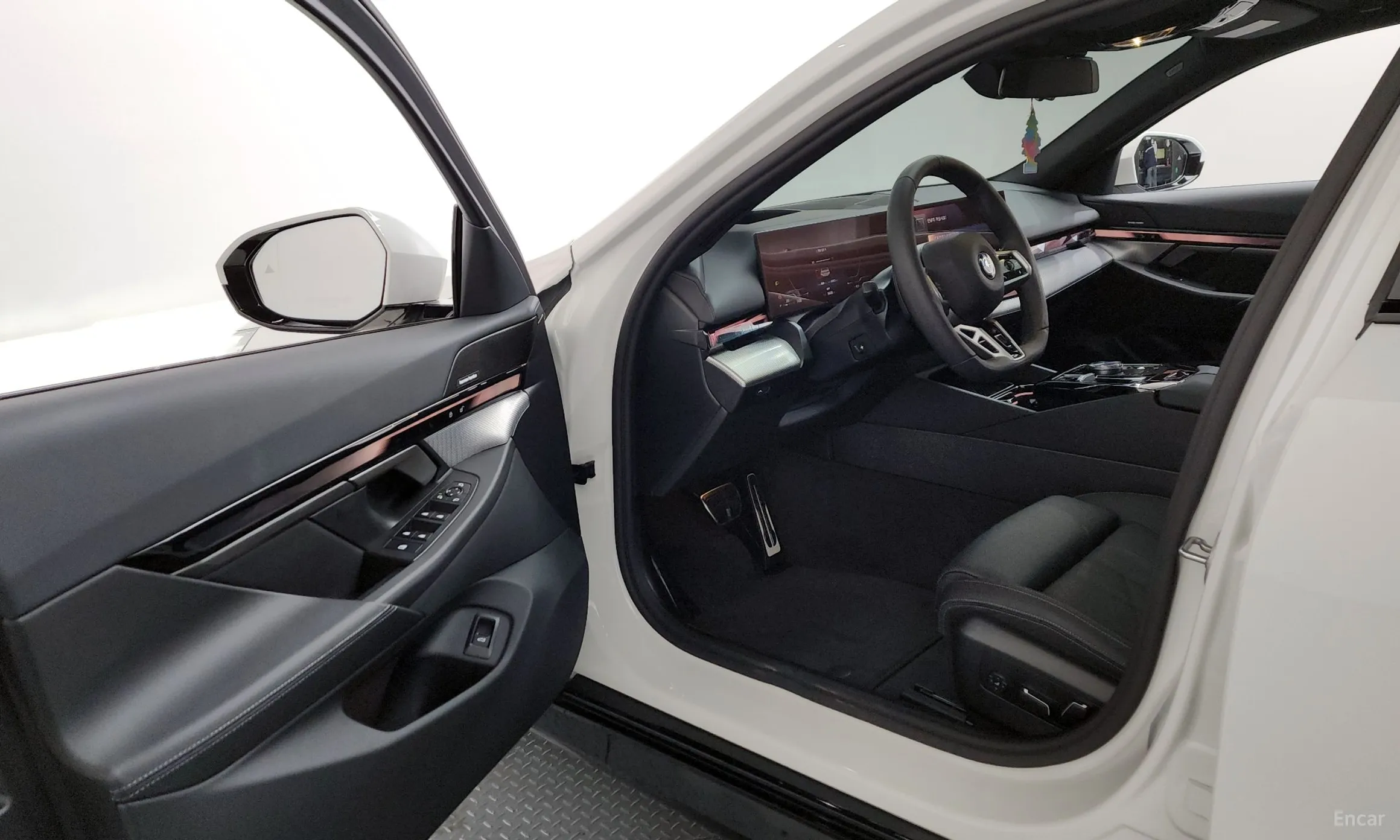 BMW 5 Series (G60) превью 10