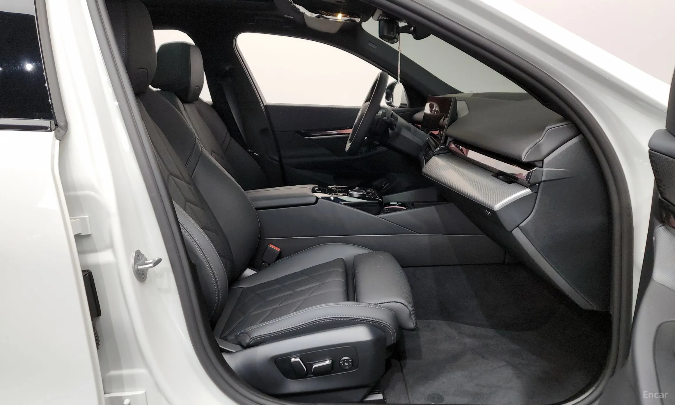 BMW 5 Series (G60) превью 11