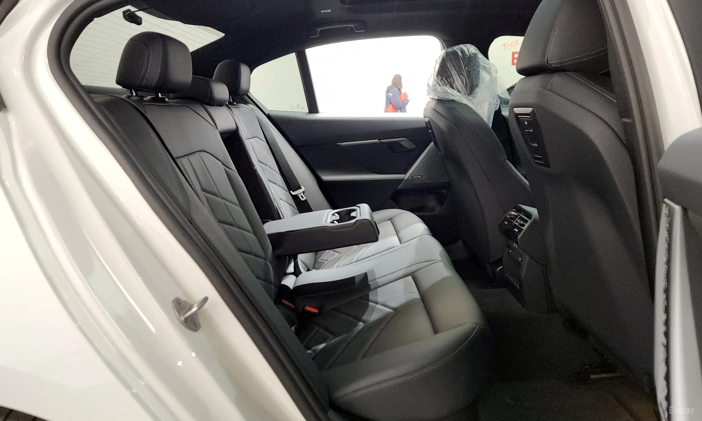 BMW 5 Series (G60) превью 12