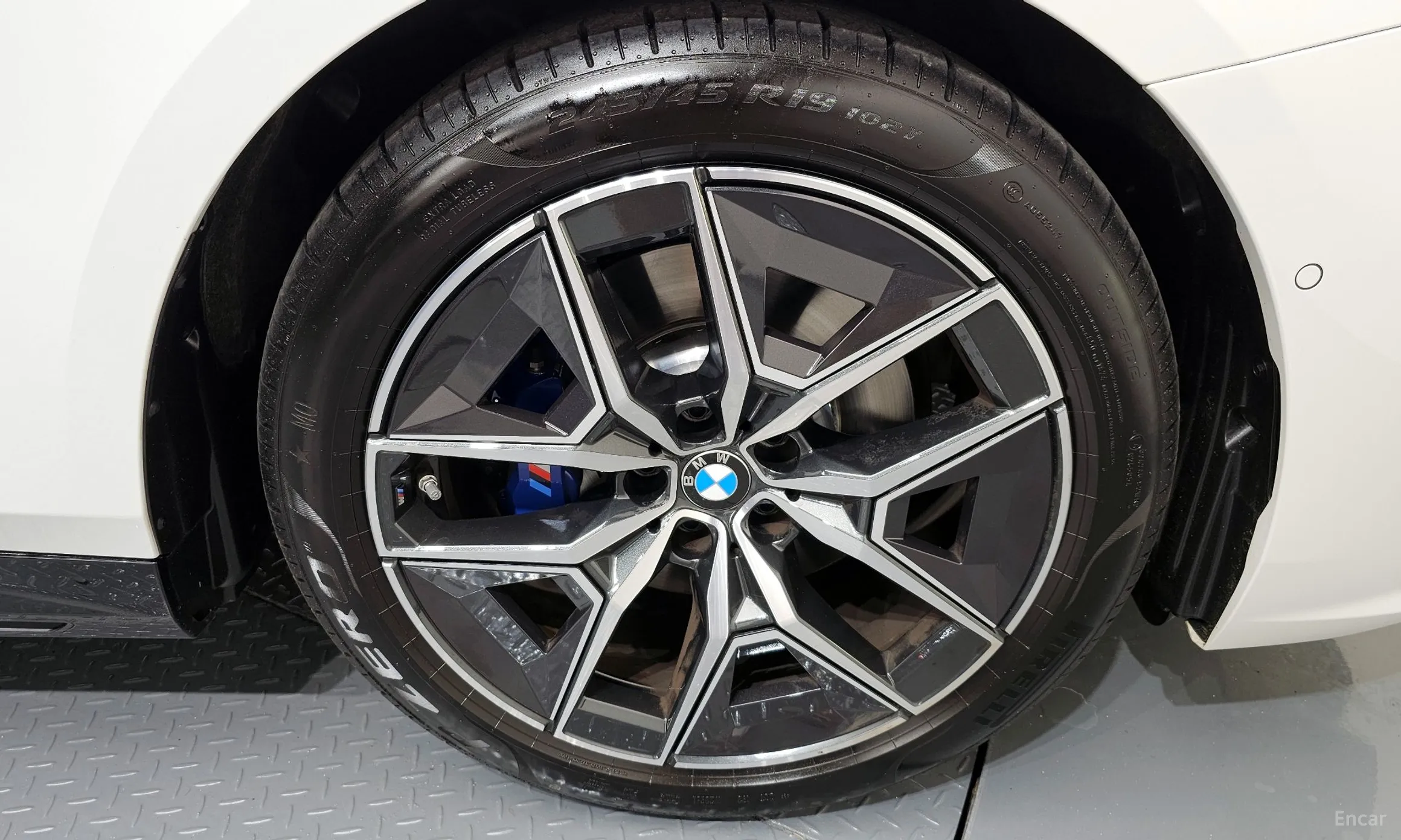 BMW 5 Series (G60) превью 5