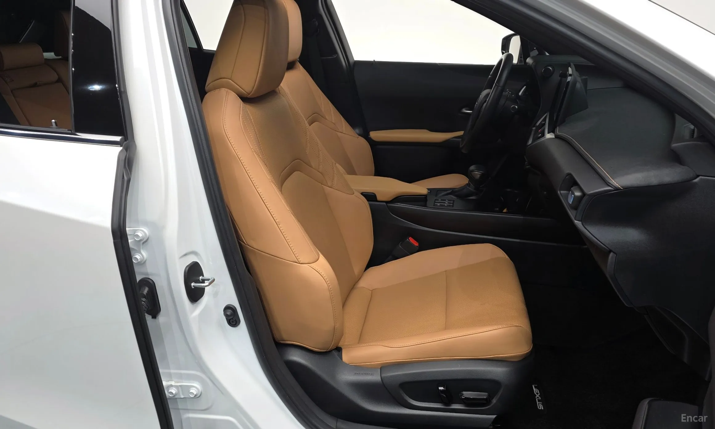 Lexus UX250h превью 10