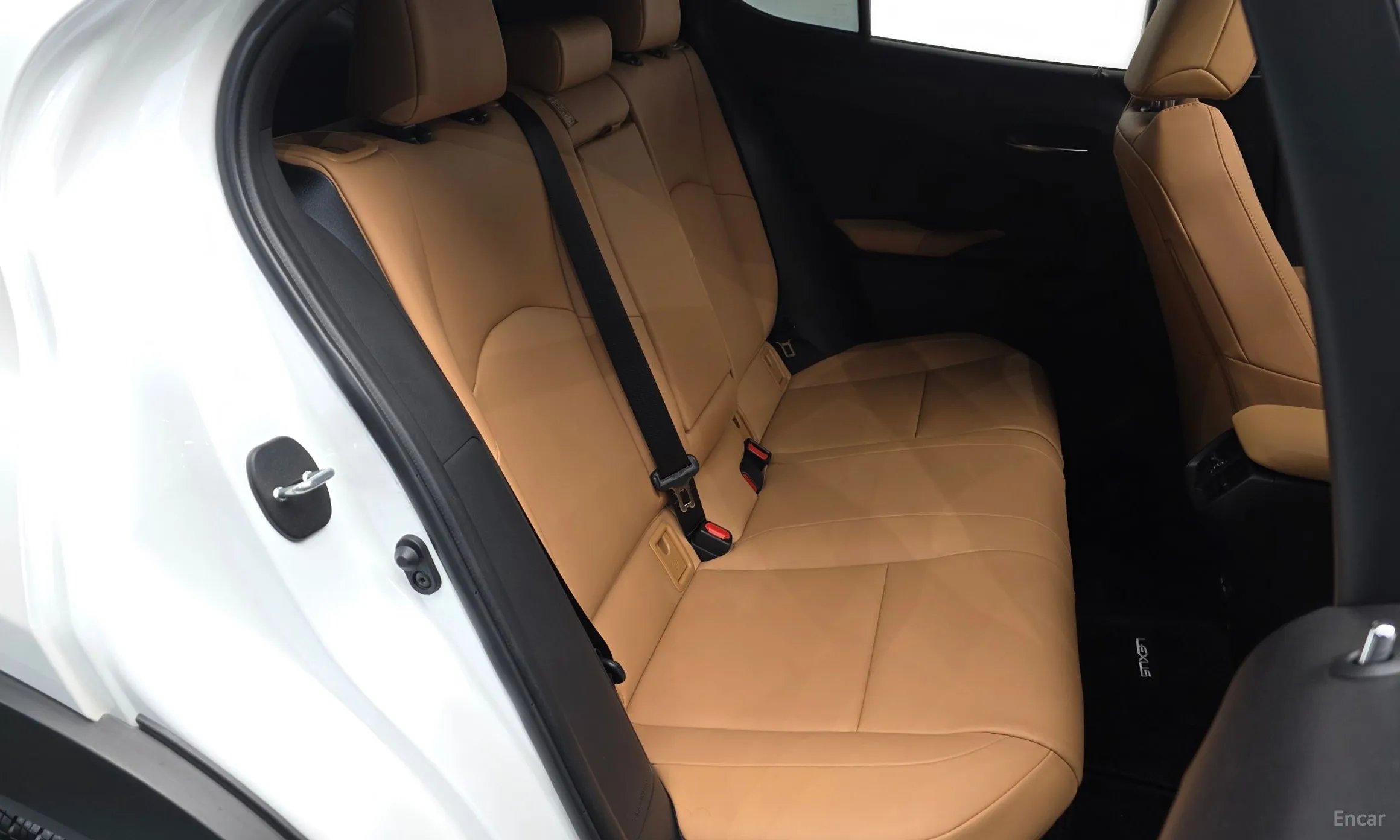 Lexus UX250h превью 11