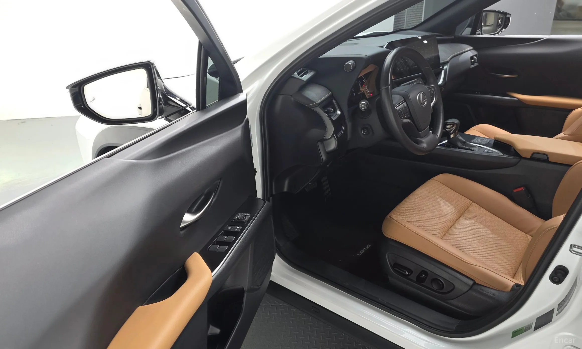 Lexus UX250h превью 12