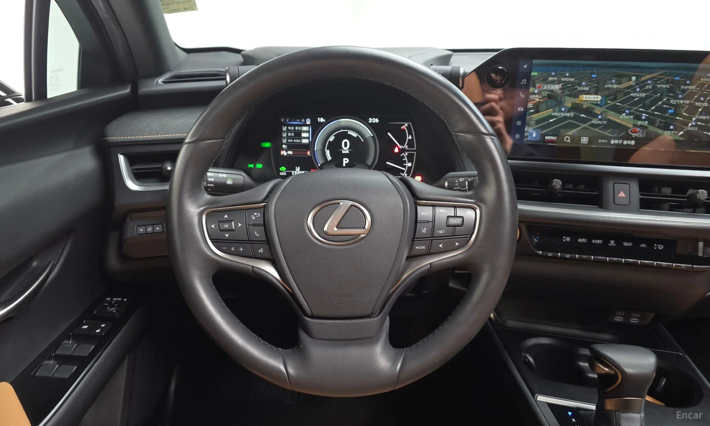 Lexus UX250h превью 13