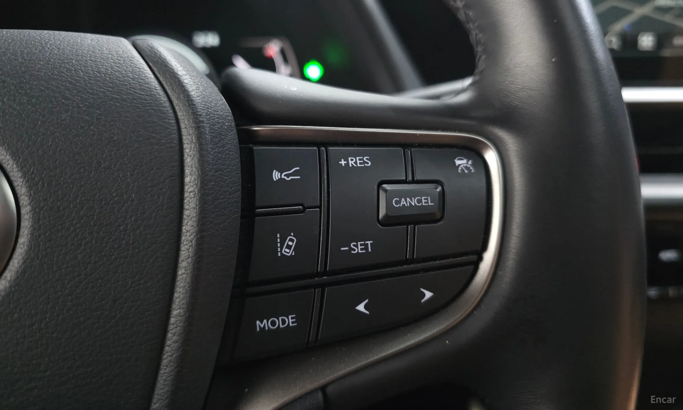 Lexus UX250h превью 14