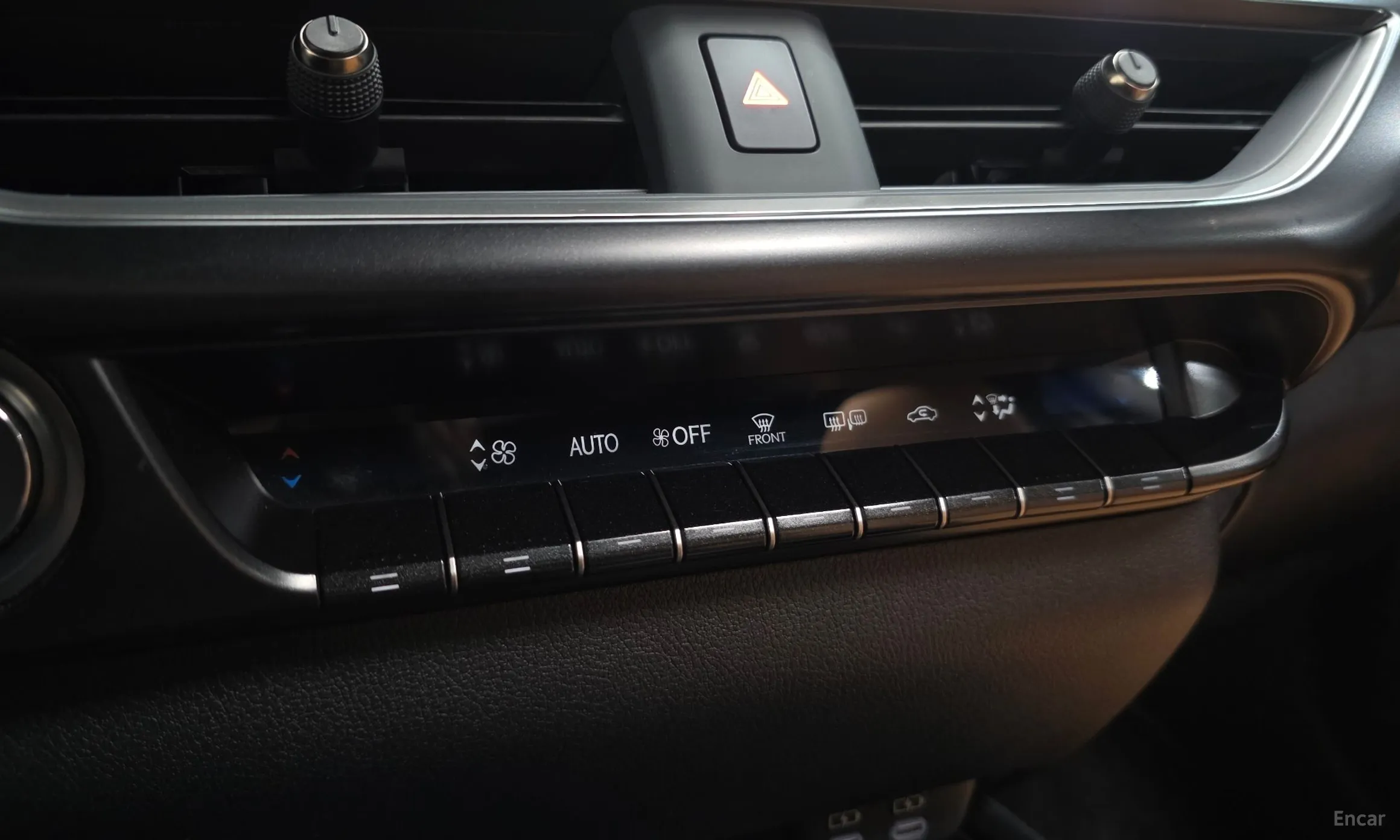 Lexus UX250h превью 15