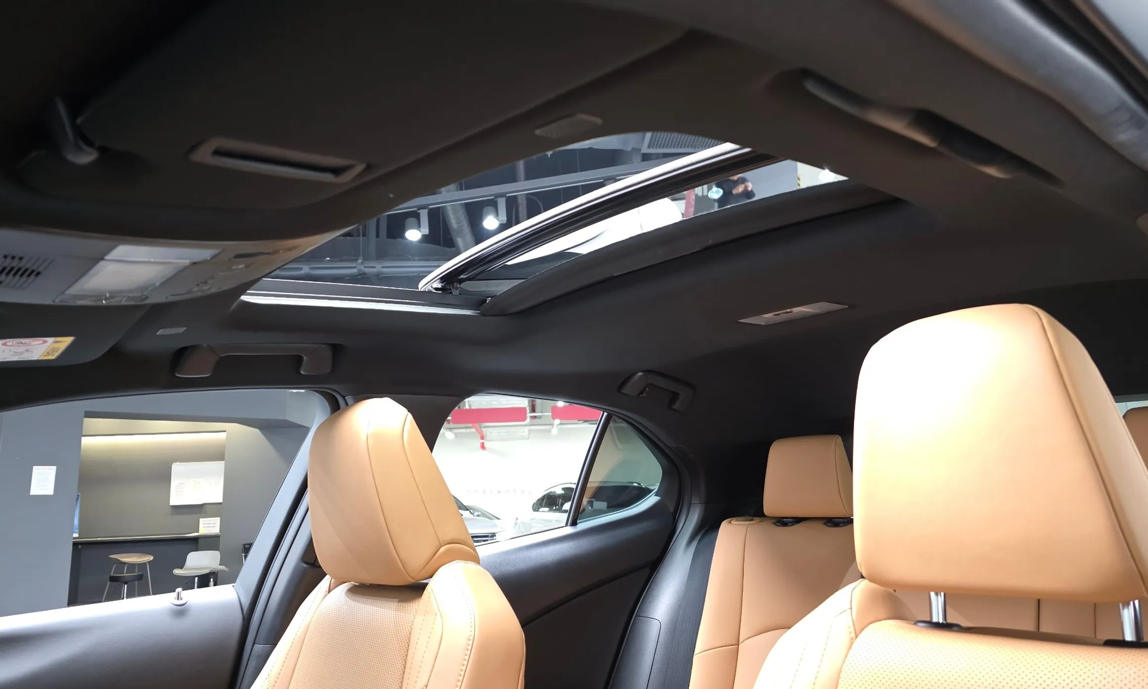 Lexus UX250h превью 19