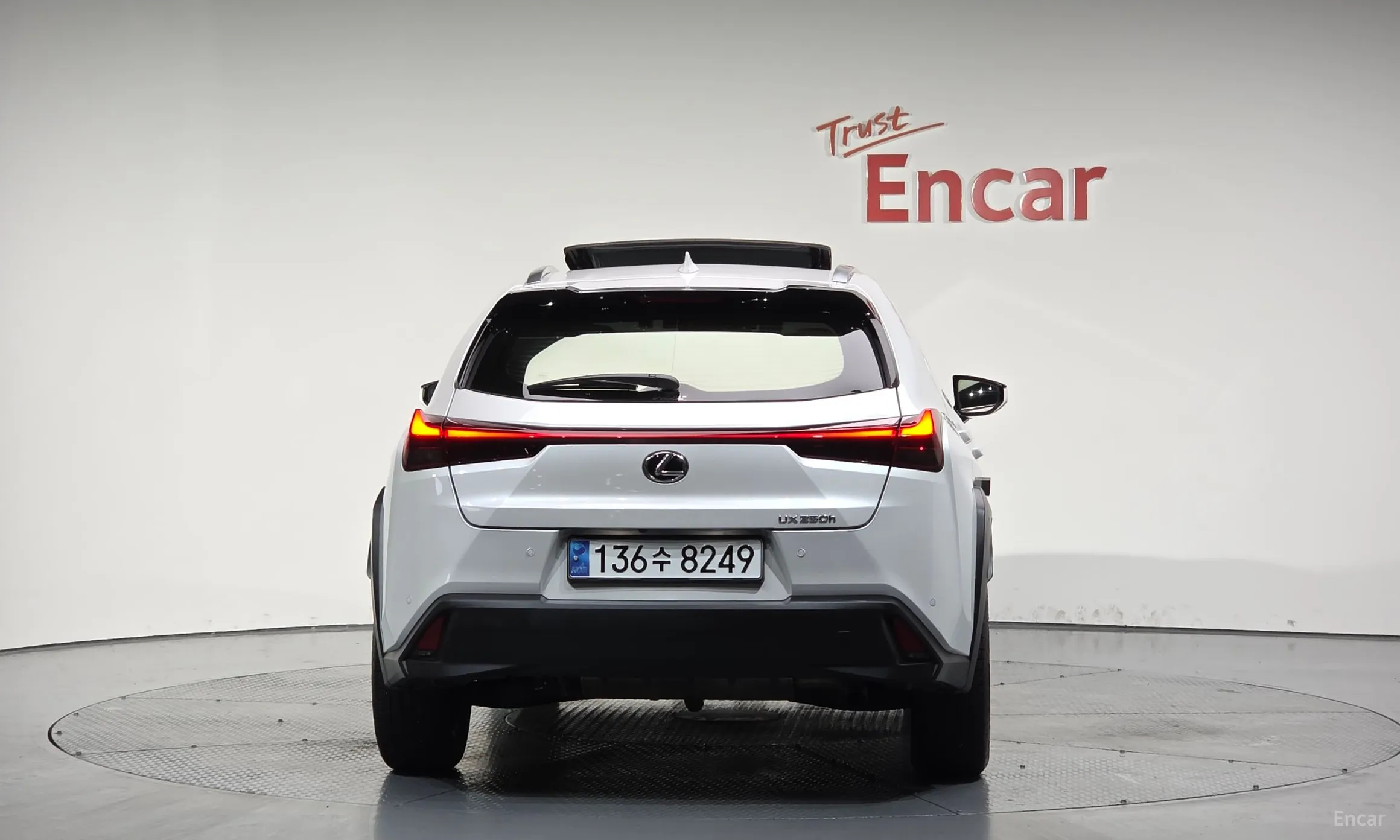 Lexus UX250h превью 4