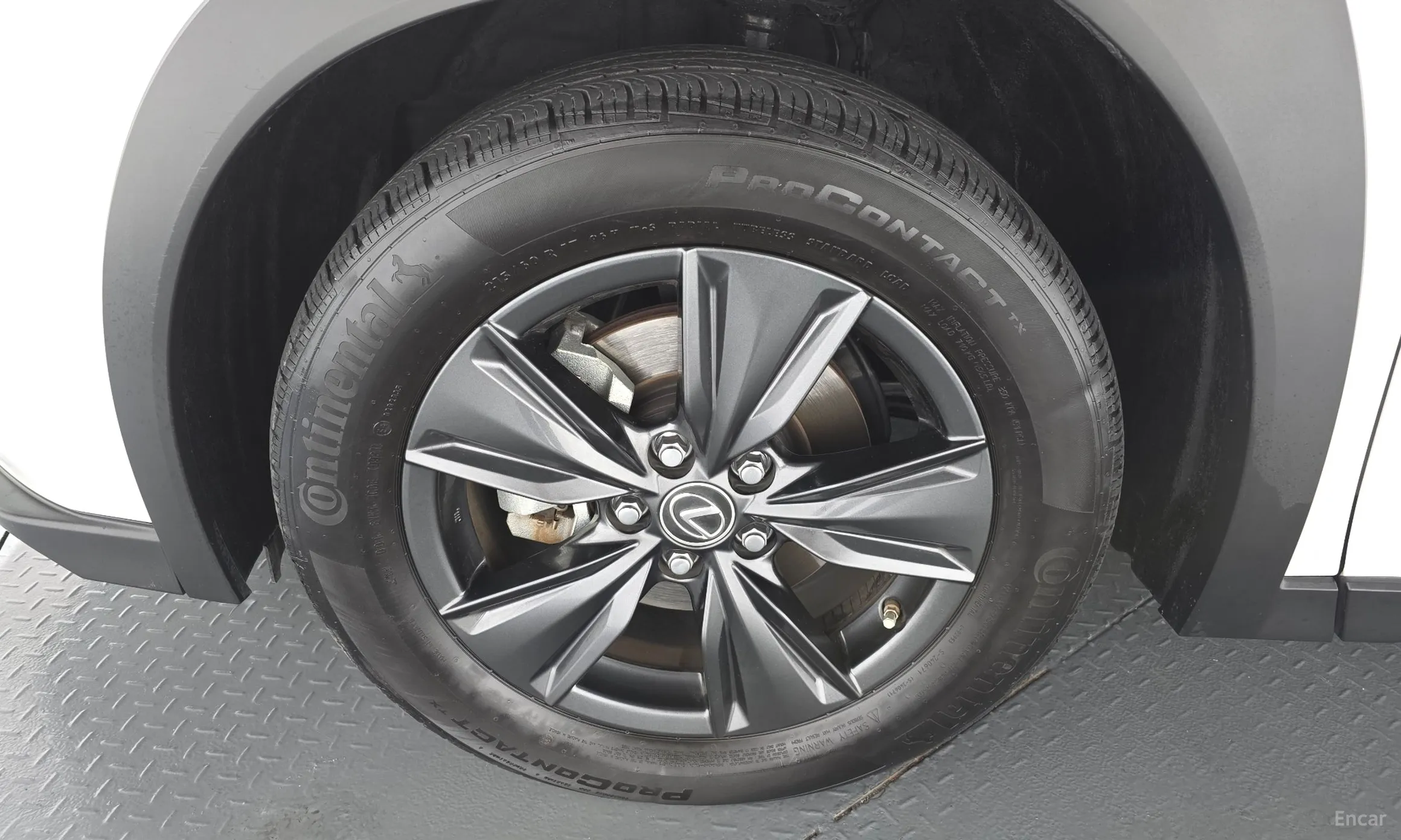 Lexus UX250h превью 5