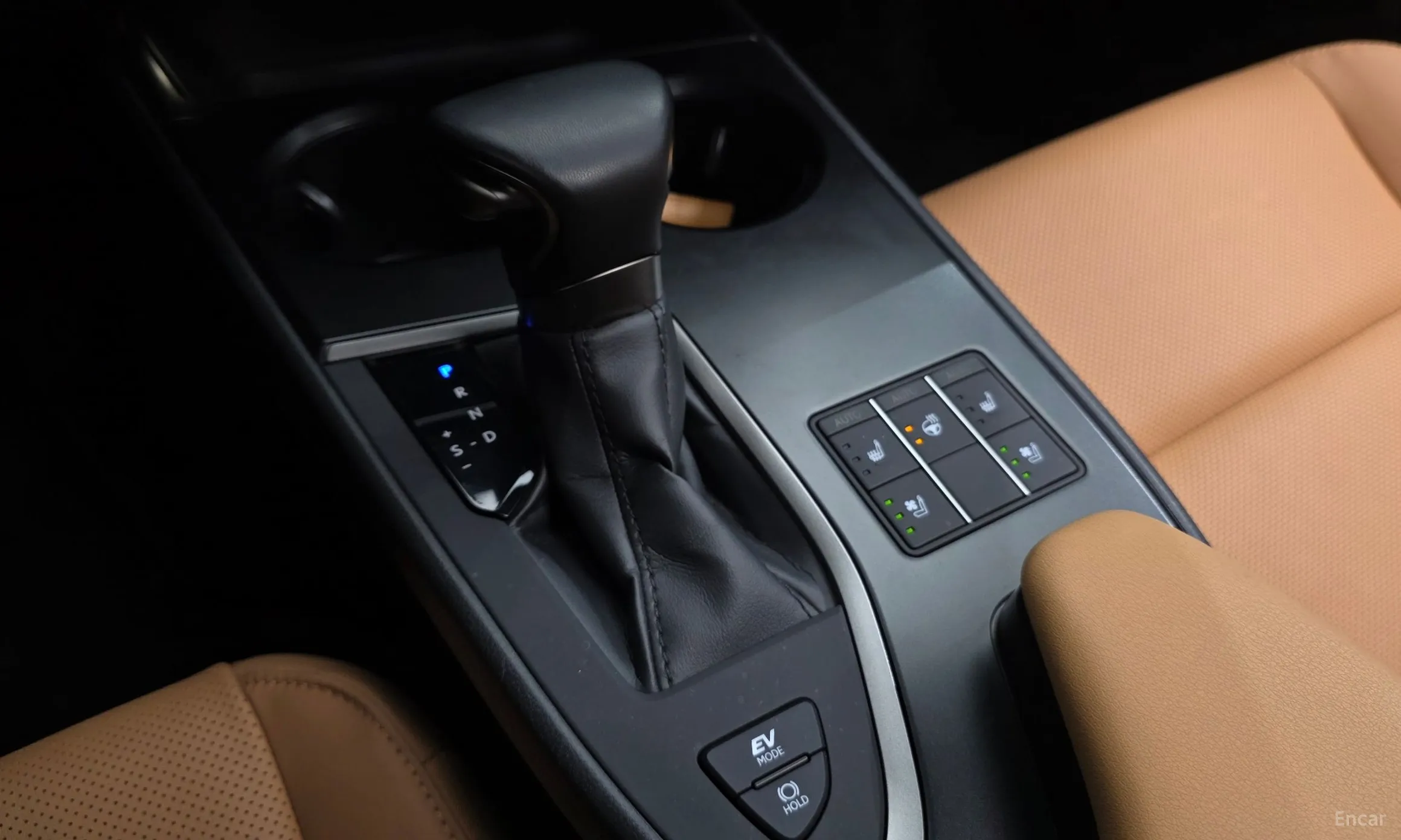 Lexus UX250h превью 9