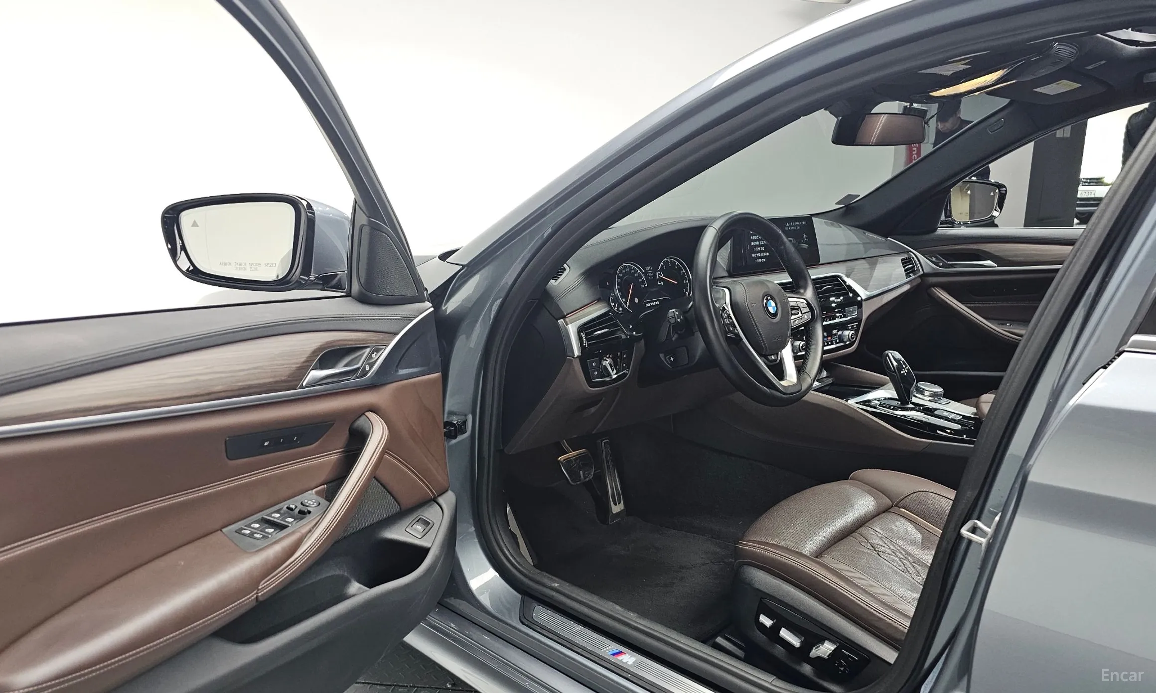 BMW 5 Series (G30) превью 12
